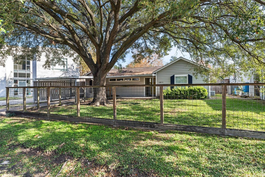 Property photo for 1811 W 14th 1/2 Street, Houston, TX