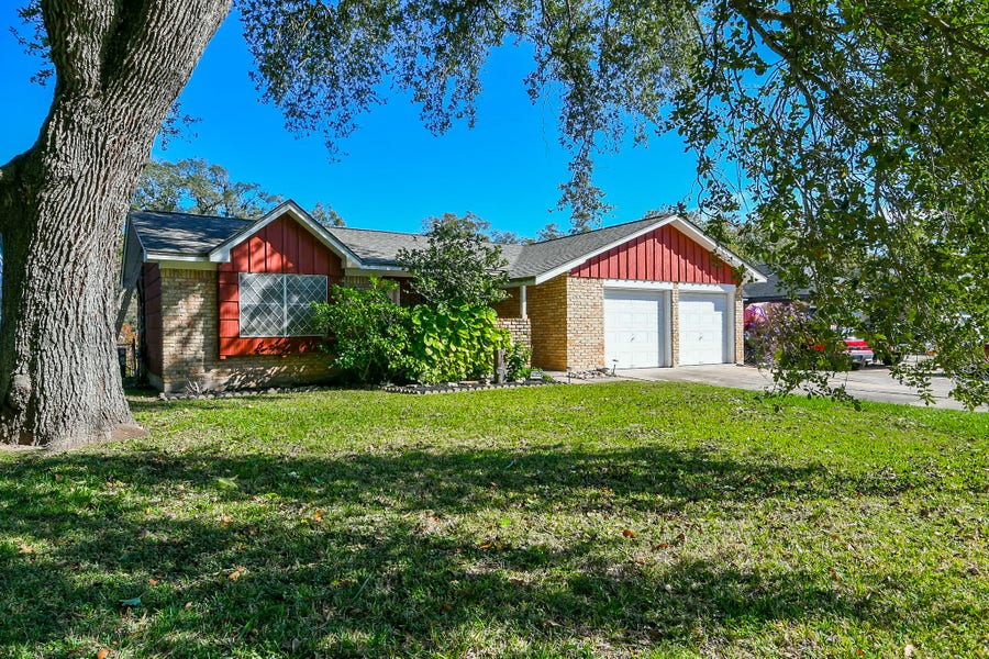 Property photo for 129 Cannon Street, Clute, TX