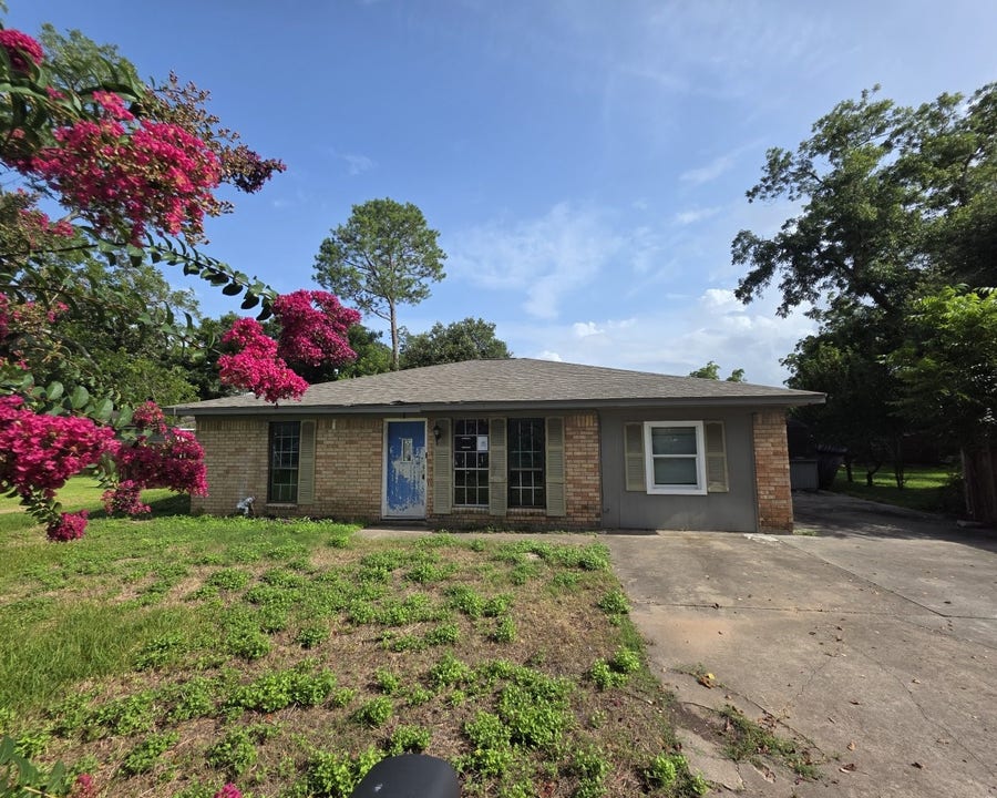 Property photo for 1 Linda Lane, West Columbia, TX