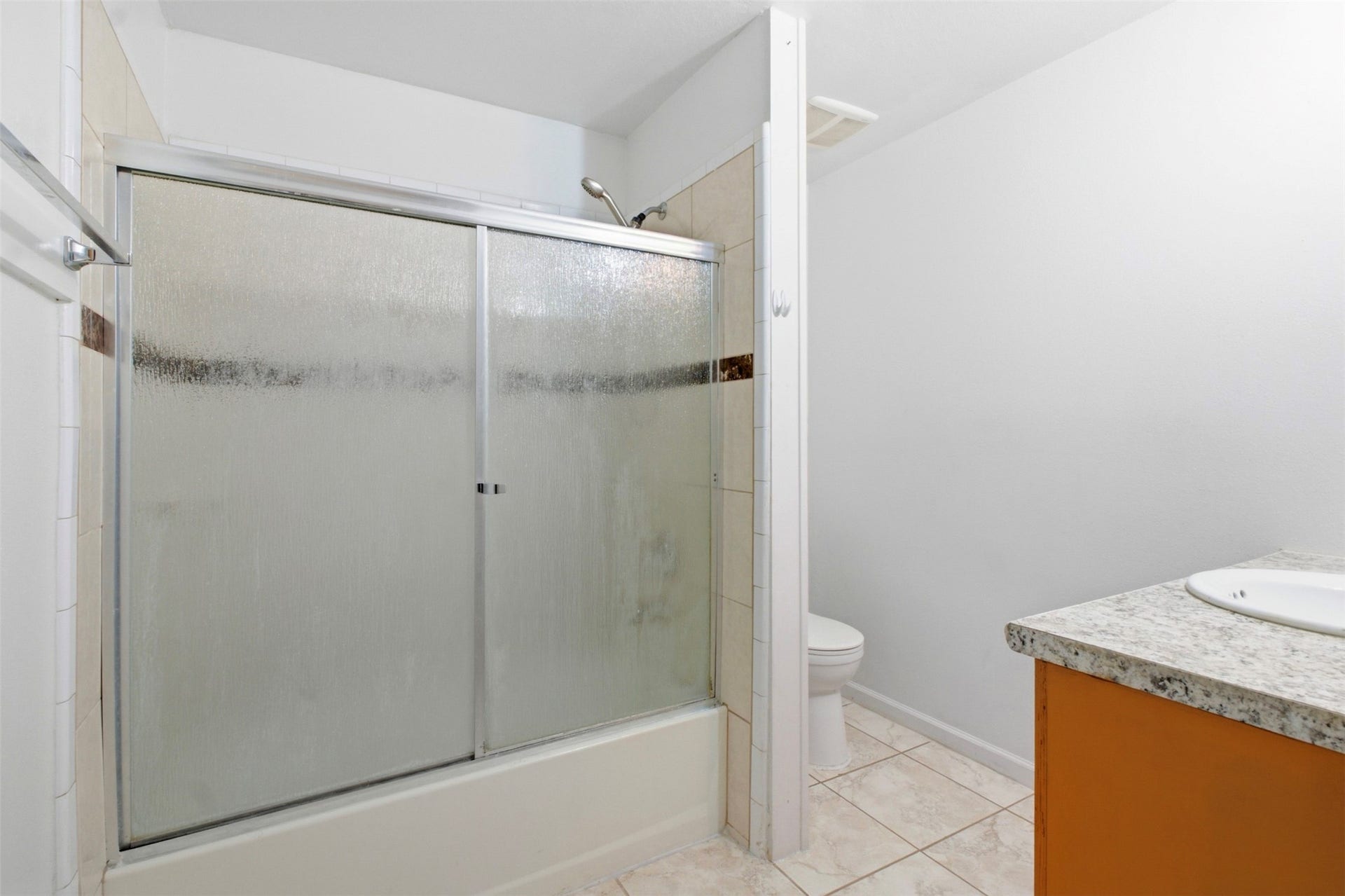 8526 Vista Oaks Manor, Houston, TX 77028 Guest/Hall Bathroom