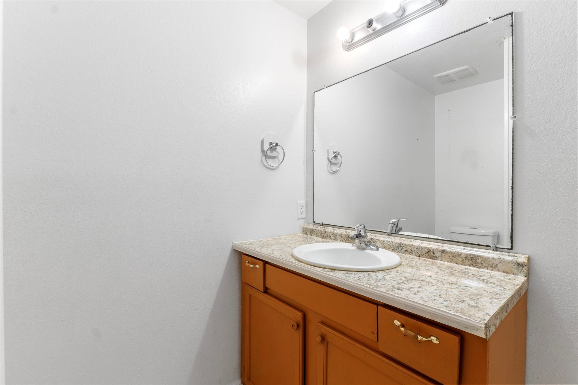 8526 Vista Oaks Manor, Houston, TX 77028 Guest/Hall Bathroom