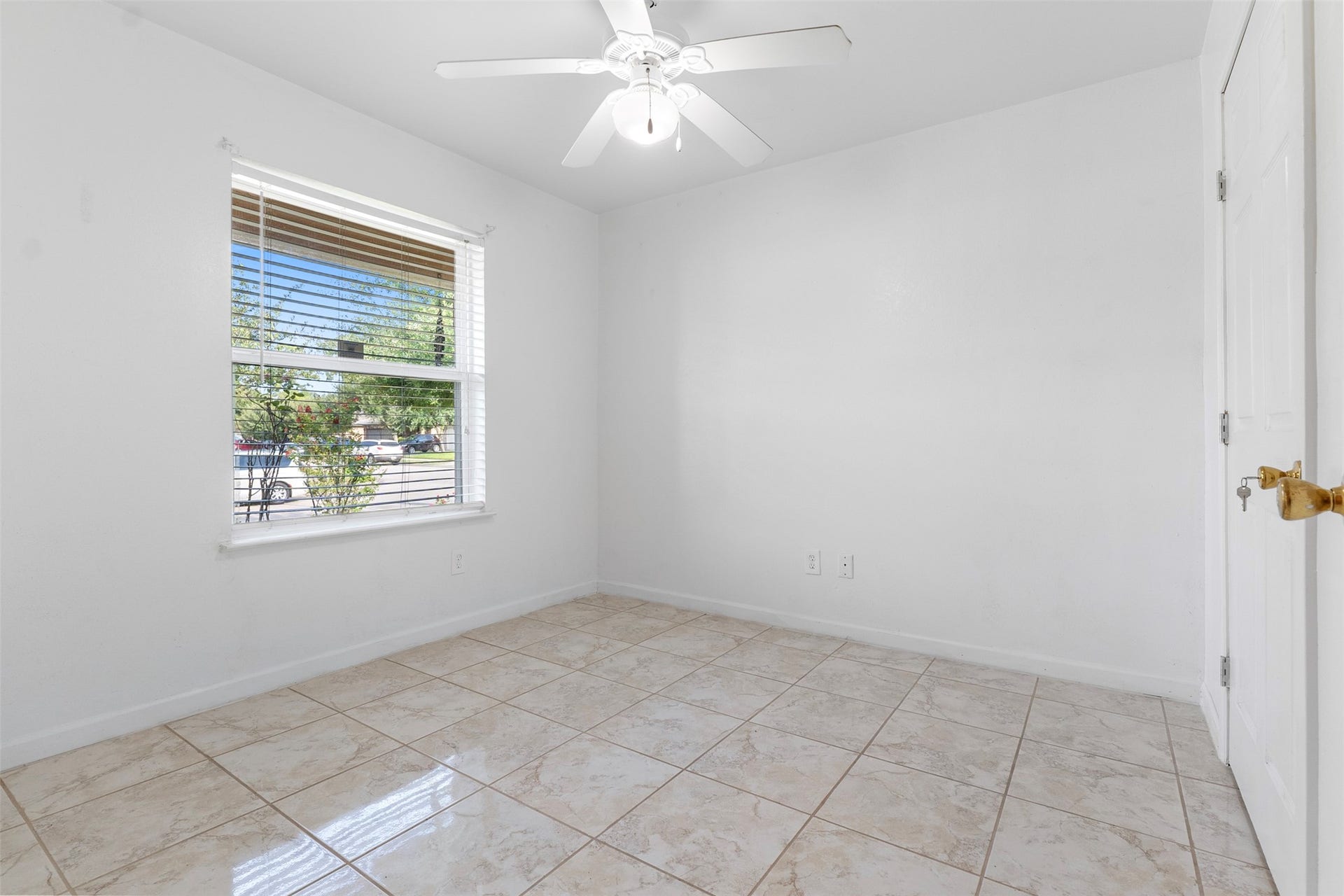 8526 Vista Oaks Manor, Houston, TX 77028 Bedroom #1