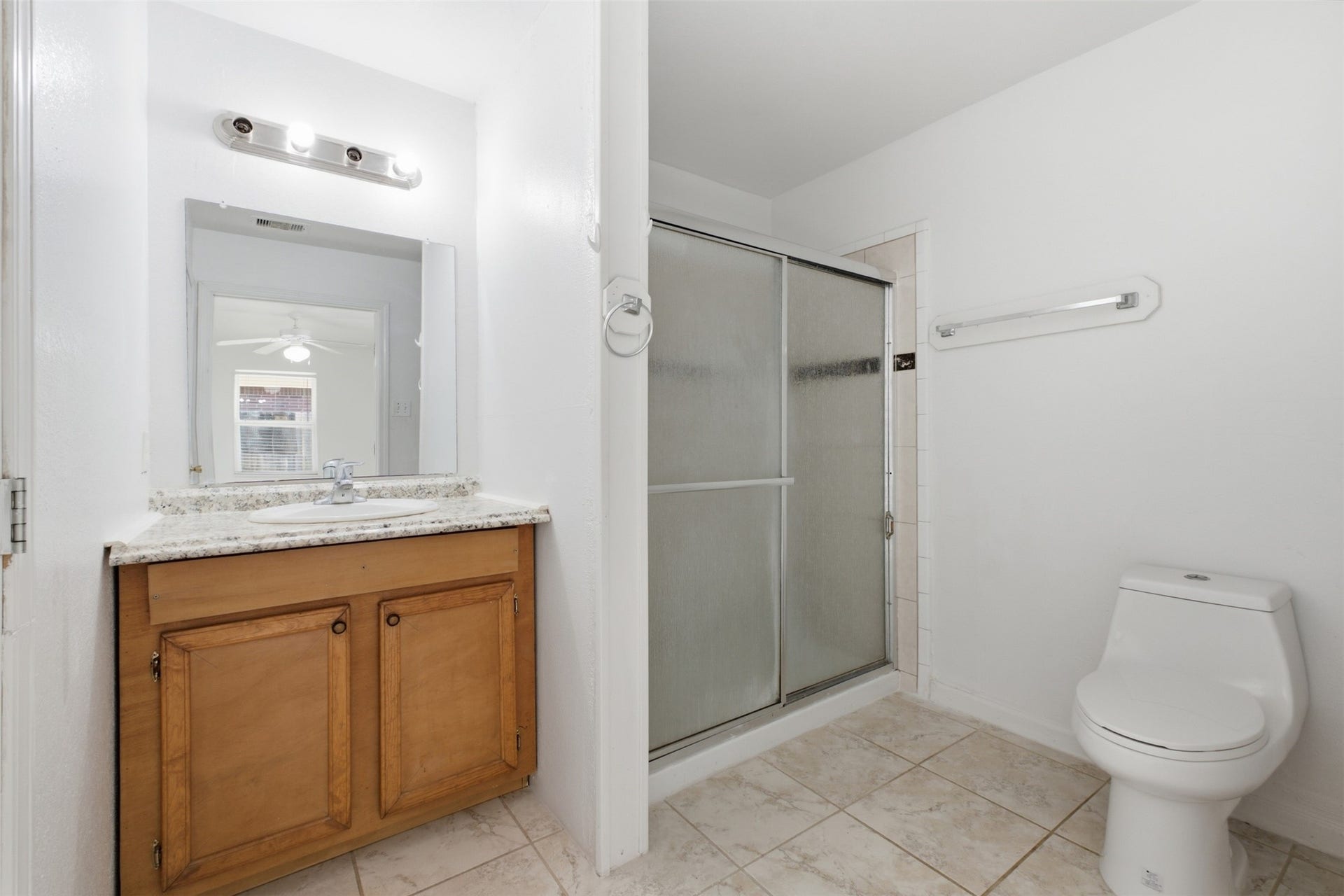 8526 Vista Oaks Manor, Houston, TX 77028 Master Bathroom
