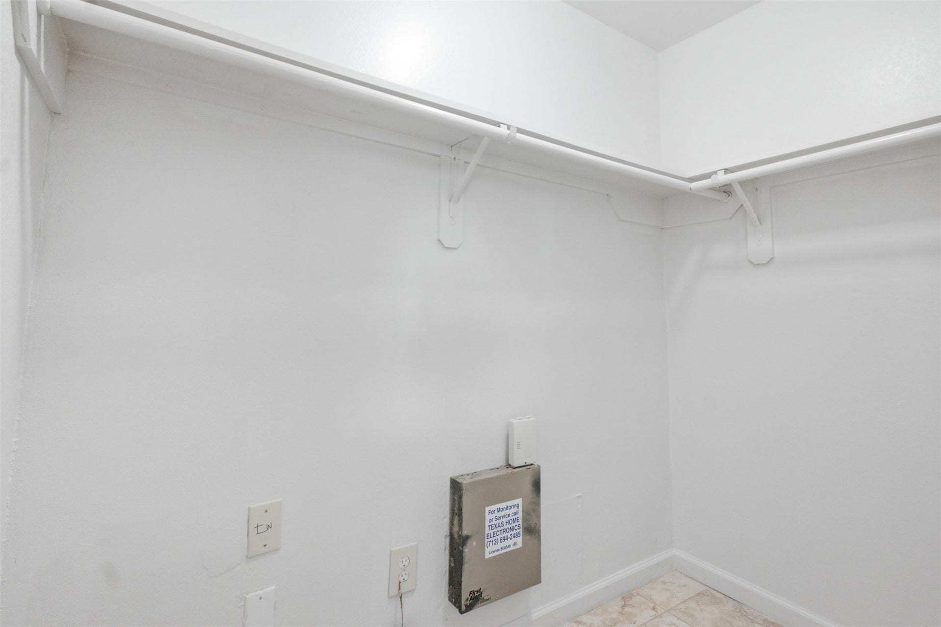 8526 Vista Oaks Manor, Houston, TX 77028 Master Closet