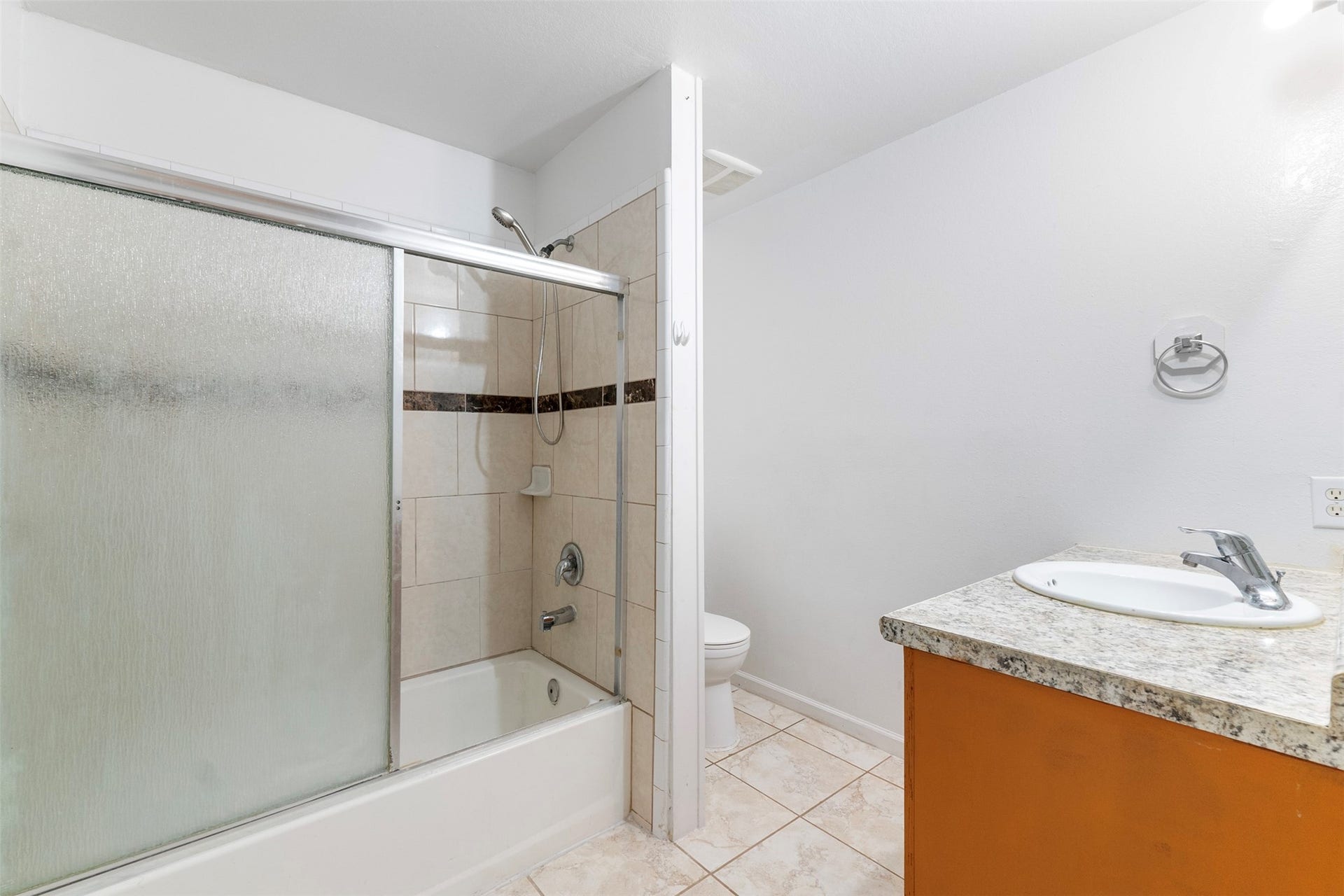8526 Vista Oaks Manor, Houston, TX 77028 Guest/Hall Bathroom