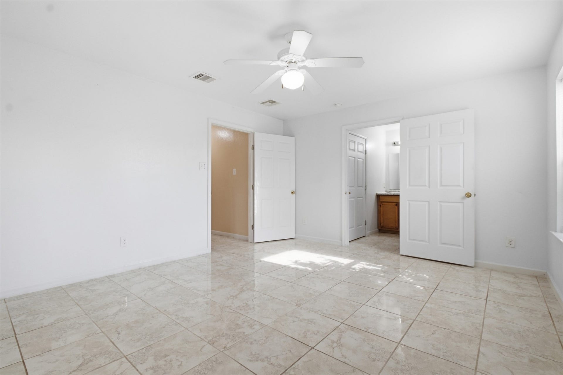8526 Vista Oaks Manor, Houston, TX 77028 Master Bedroom