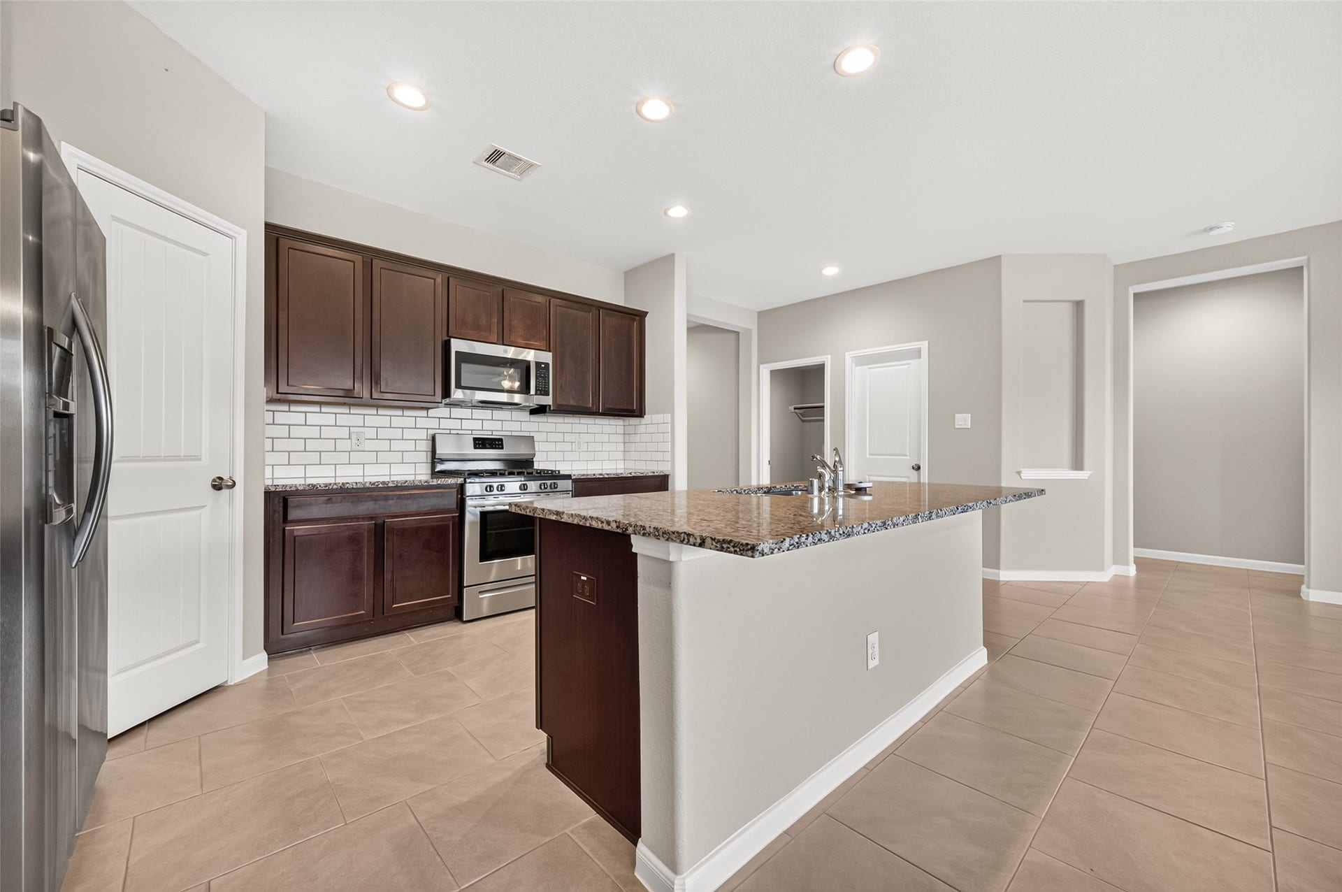 3002 Lightles Manor Court, Katy, TX 77494 Stainless steel appliances.