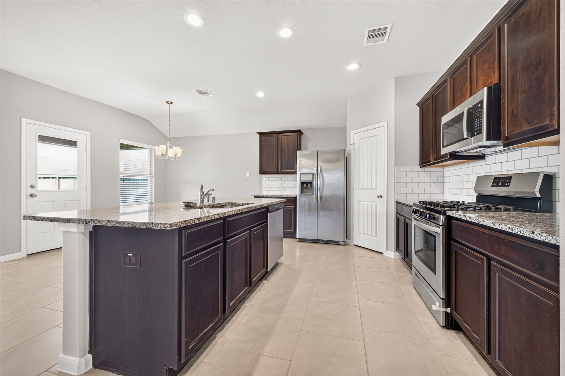 3002 Lightles Manor Court, Katy, TX 77494 Huge Counter space in the kitchen.