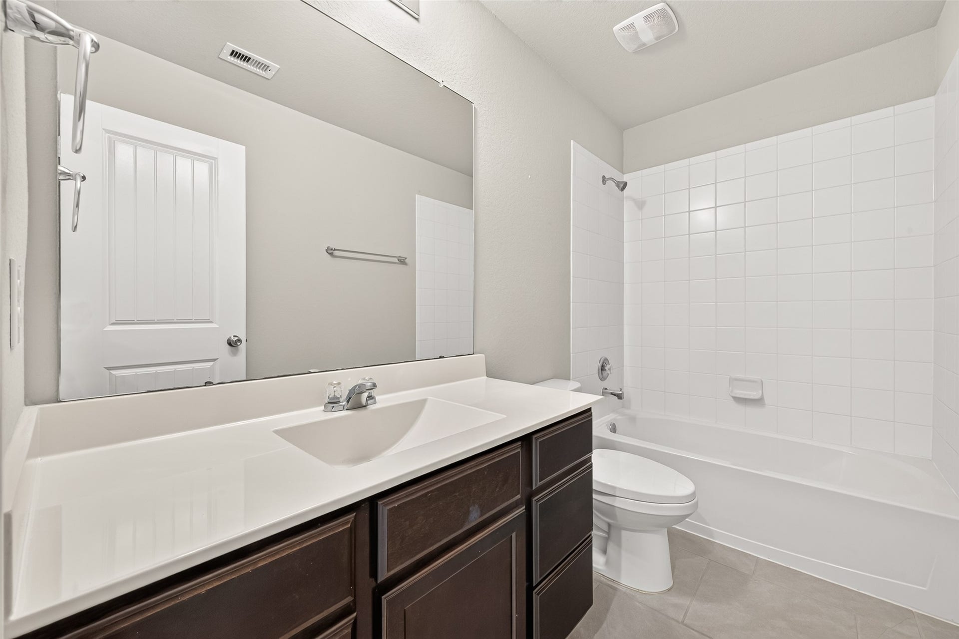 3002 Lightles Manor Court, Katy, TX 77494 Secondary bathroom has a tub/shower combo.