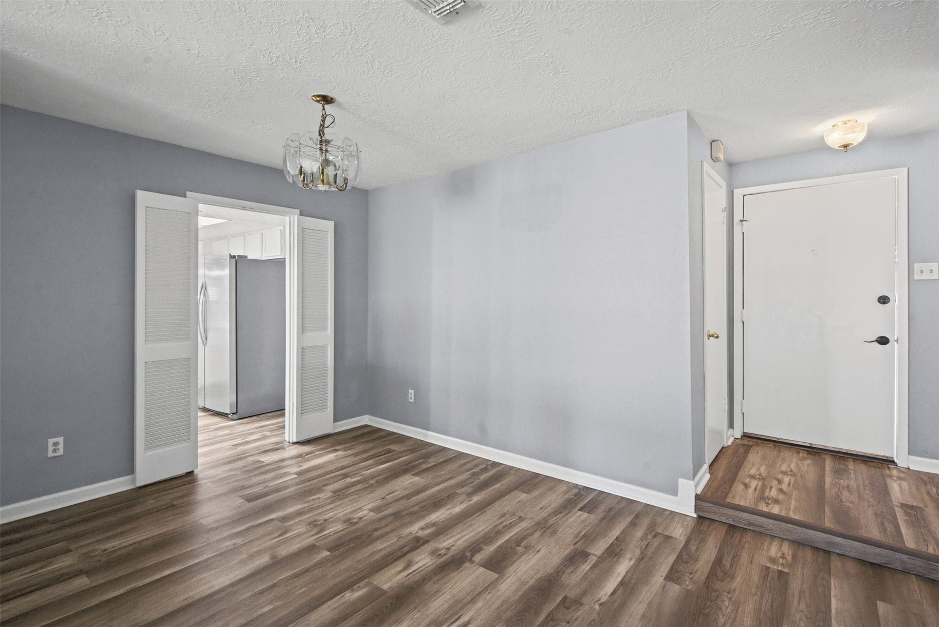 1323 Castle Glen Drive, Houston, TX 77015 From quick breakfasts to dinner conversations, this welcoming dining area offers a dedicated place to gather, with convenient access to the kitchen for effortless mealtimes.
