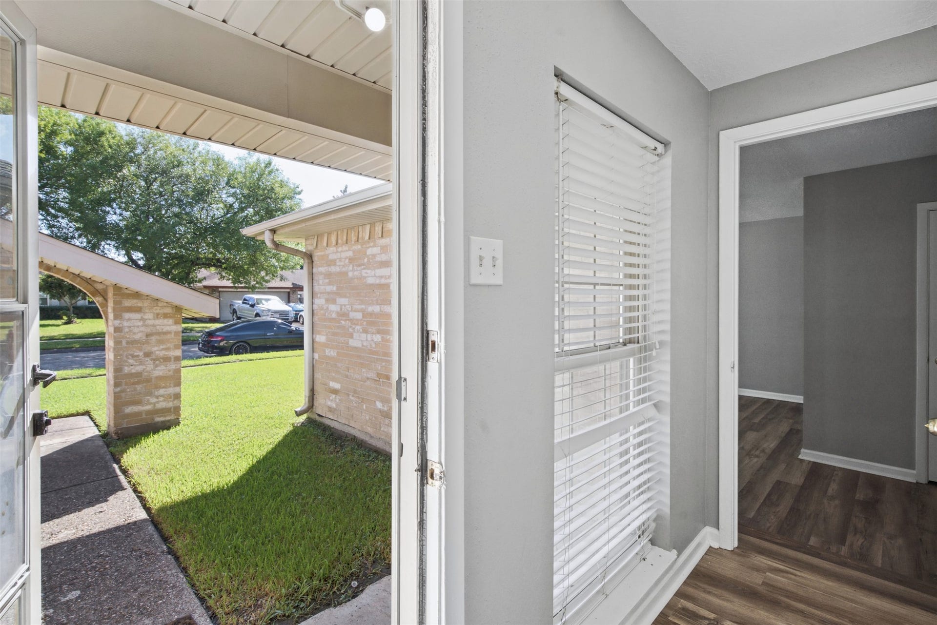 1323 Castle Glen Drive, Houston, TX 77015 A welcoming transition from outdoors to indoors, with neutral gray walls, wood-look flooring, and an easy flow into the home's living spaces.