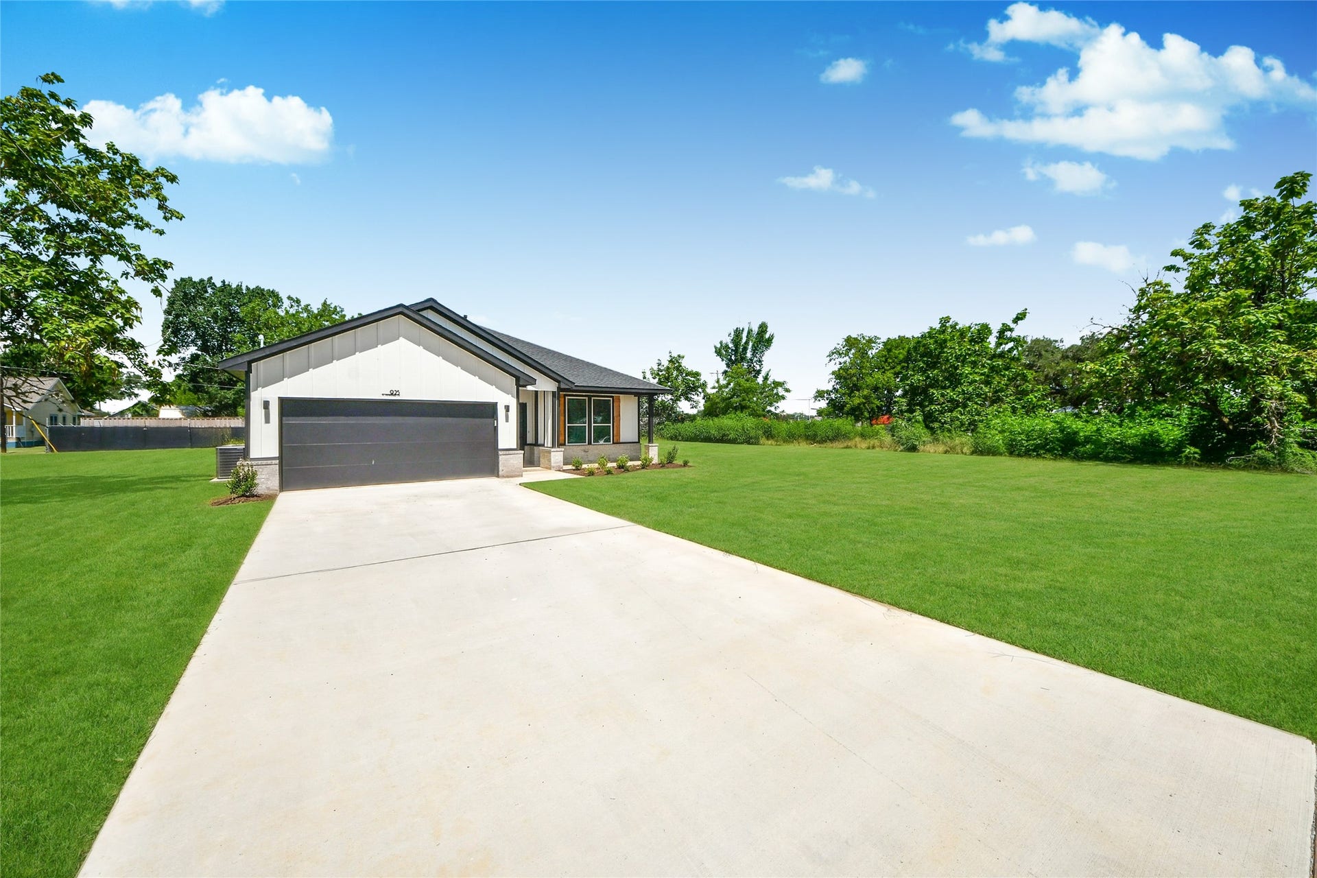 925 1st Street, Hempstead, TX 77445 925 1st Street, Hempstead, TX 77445