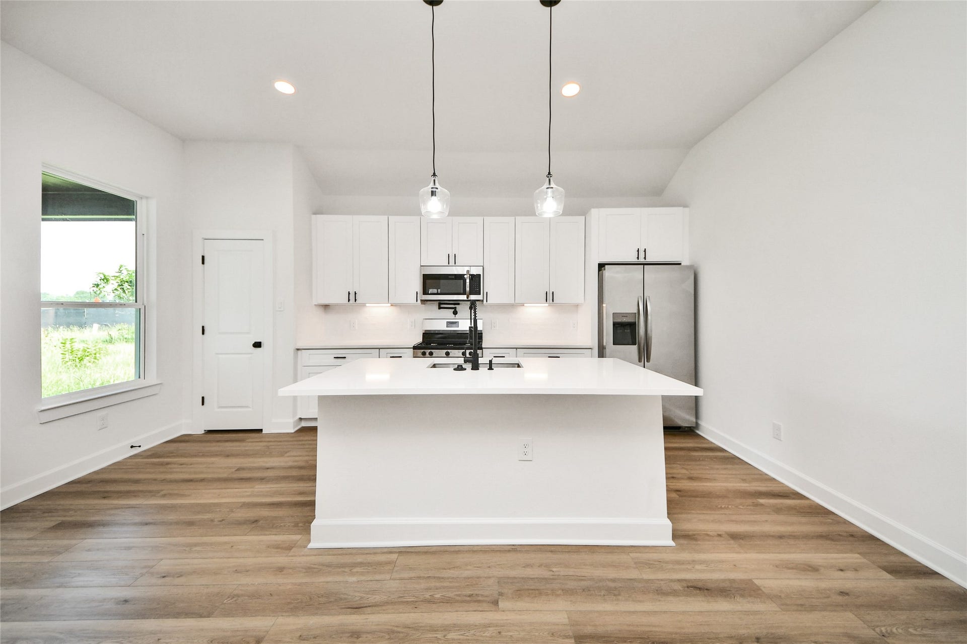 925 1st Street, Hempstead, TX 77445 925 1st Street, Hempstead, TX 77445