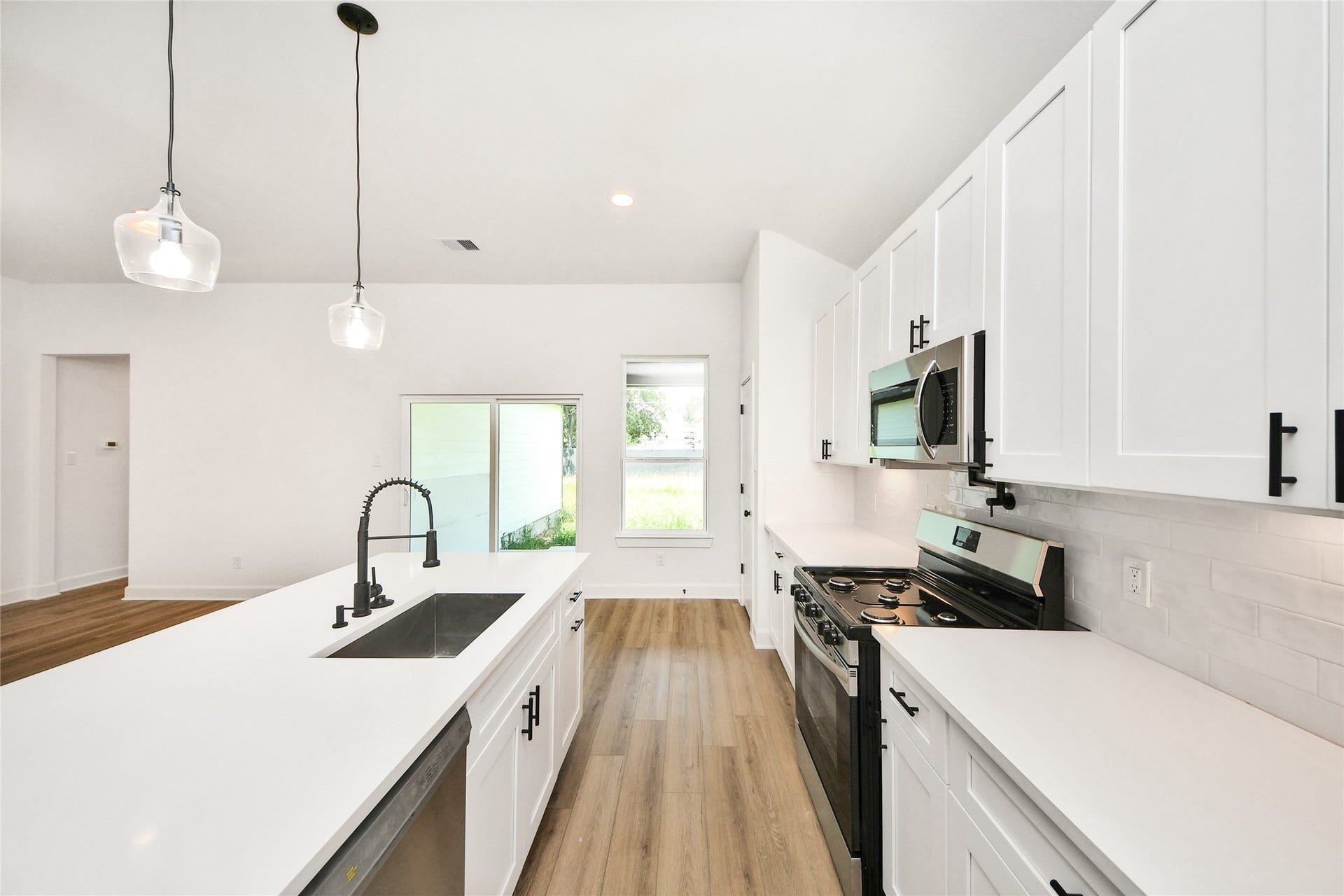 925 1st Street, Hempstead, TX 77445 925 1st Street, Hempstead, TX 77445