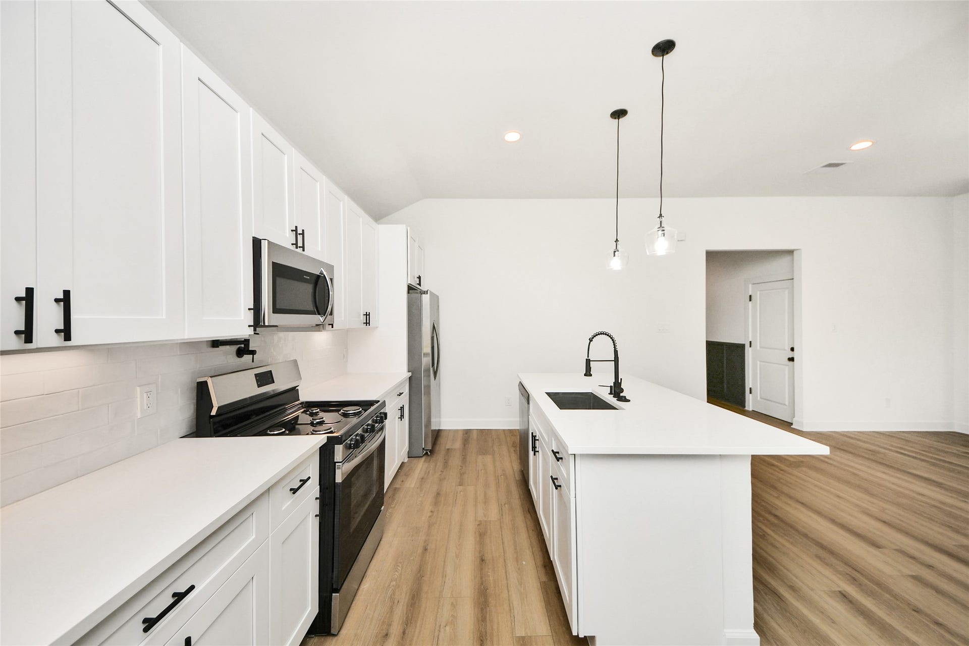 925 1st Street, Hempstead, TX 77445 925 1st Street, Hempstead, TX 77445