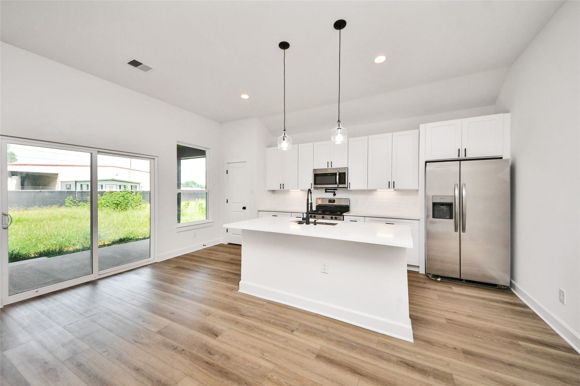 925 1st Street, Hempstead, TX 77445 925 1st Street, Hempstead, TX 77445