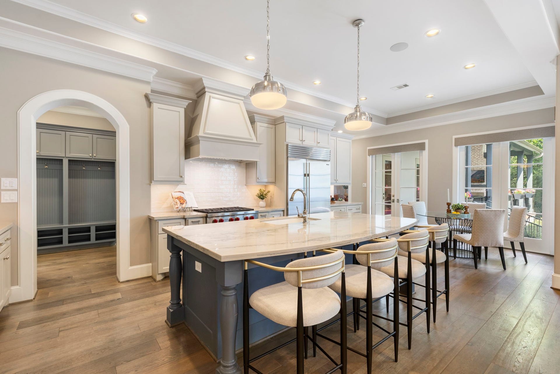 79 Simon Lake Lane, The Woodlands, TX 77381 Oversized island with generous seating for casual dining and gathering.