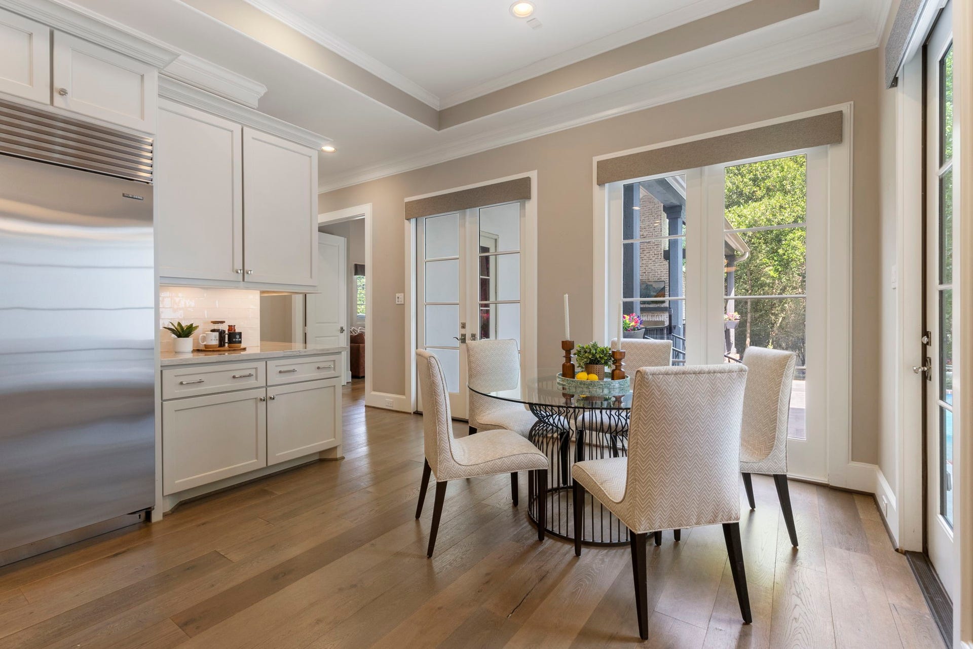 79 Simon Lake Lane, The Woodlands, TX 77381 Sunny breakfast area with views of the outdoor living spaces.