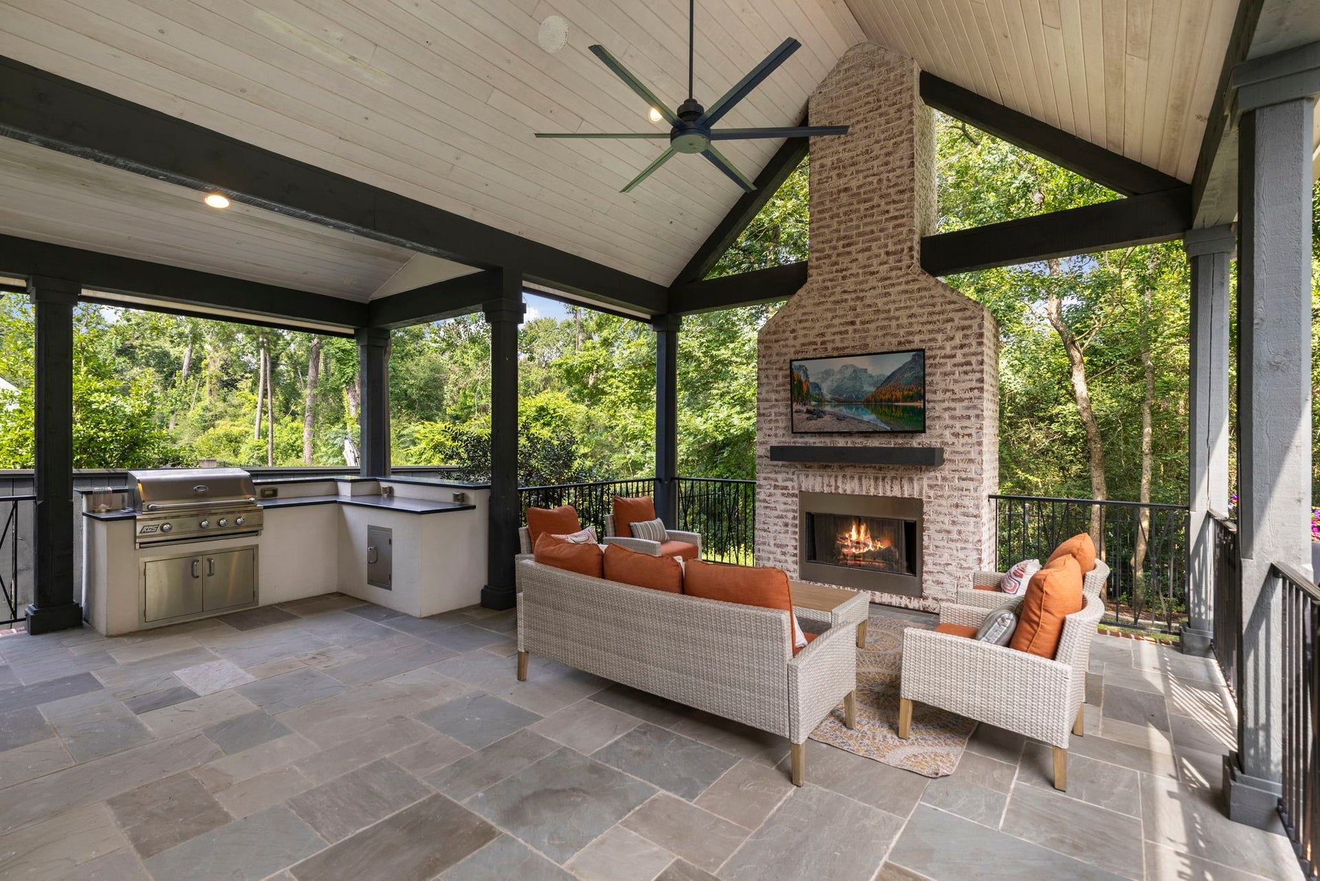 79 Simon Lake Lane, The Woodlands, TX 77381 Seamless indoor-outdoor living designed for year-round entertaining.
