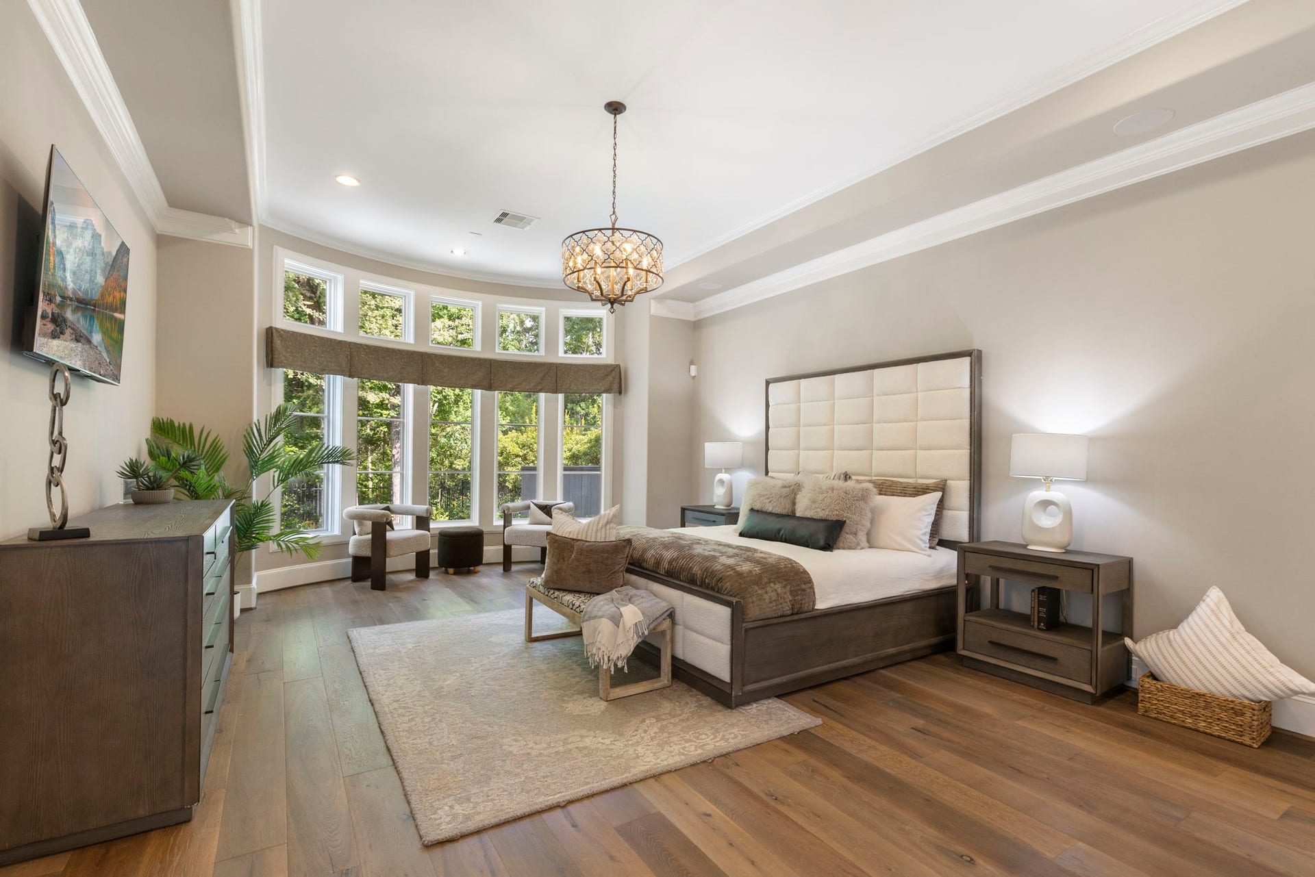79 Simon Lake Lane, The Woodlands, TX 77381 Private primary suite with sitting area and tranquil backyard views.