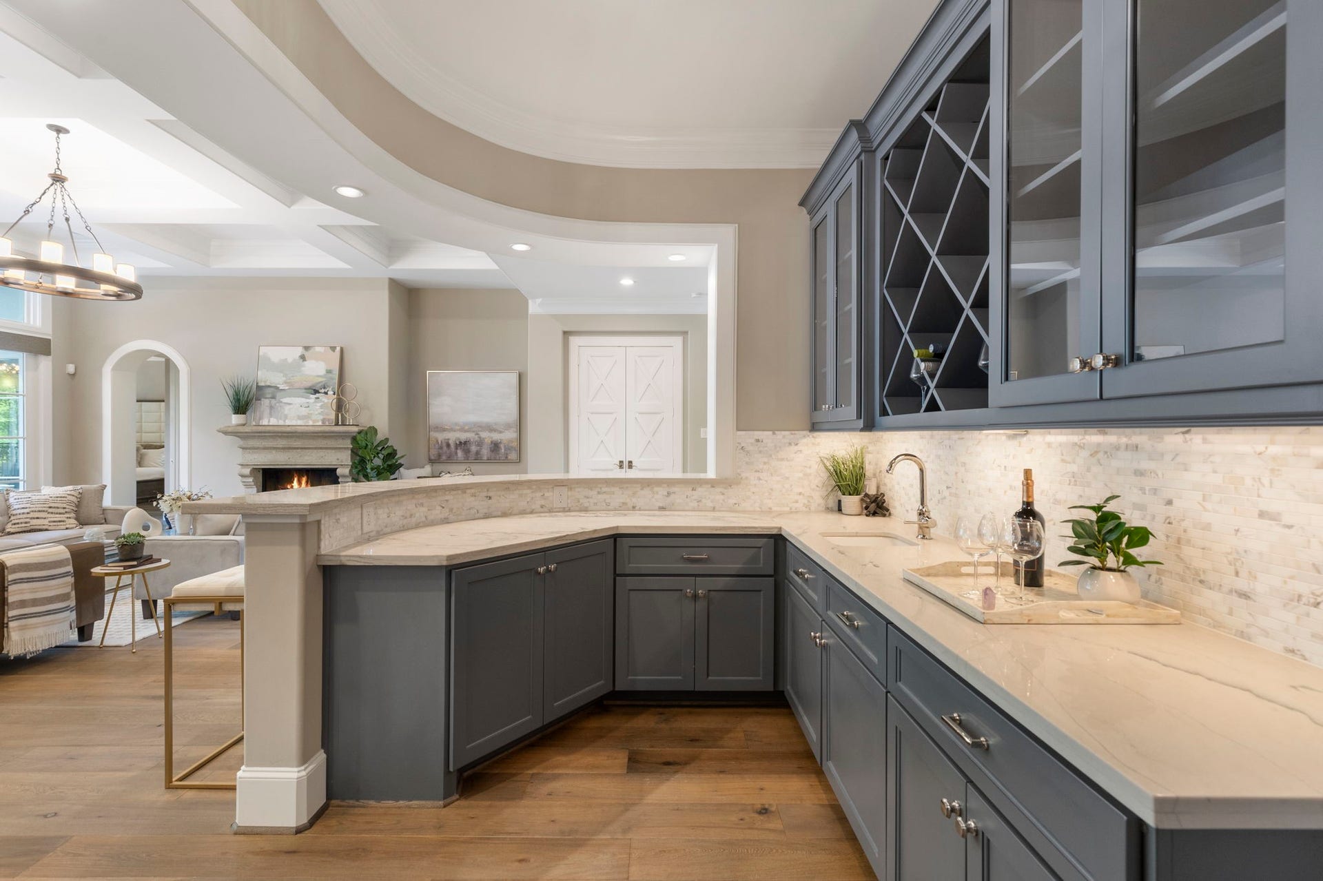 79 Simon Lake Lane, The Woodlands, TX 77381 Built-in wet bar with wine storageideal for entertaining.