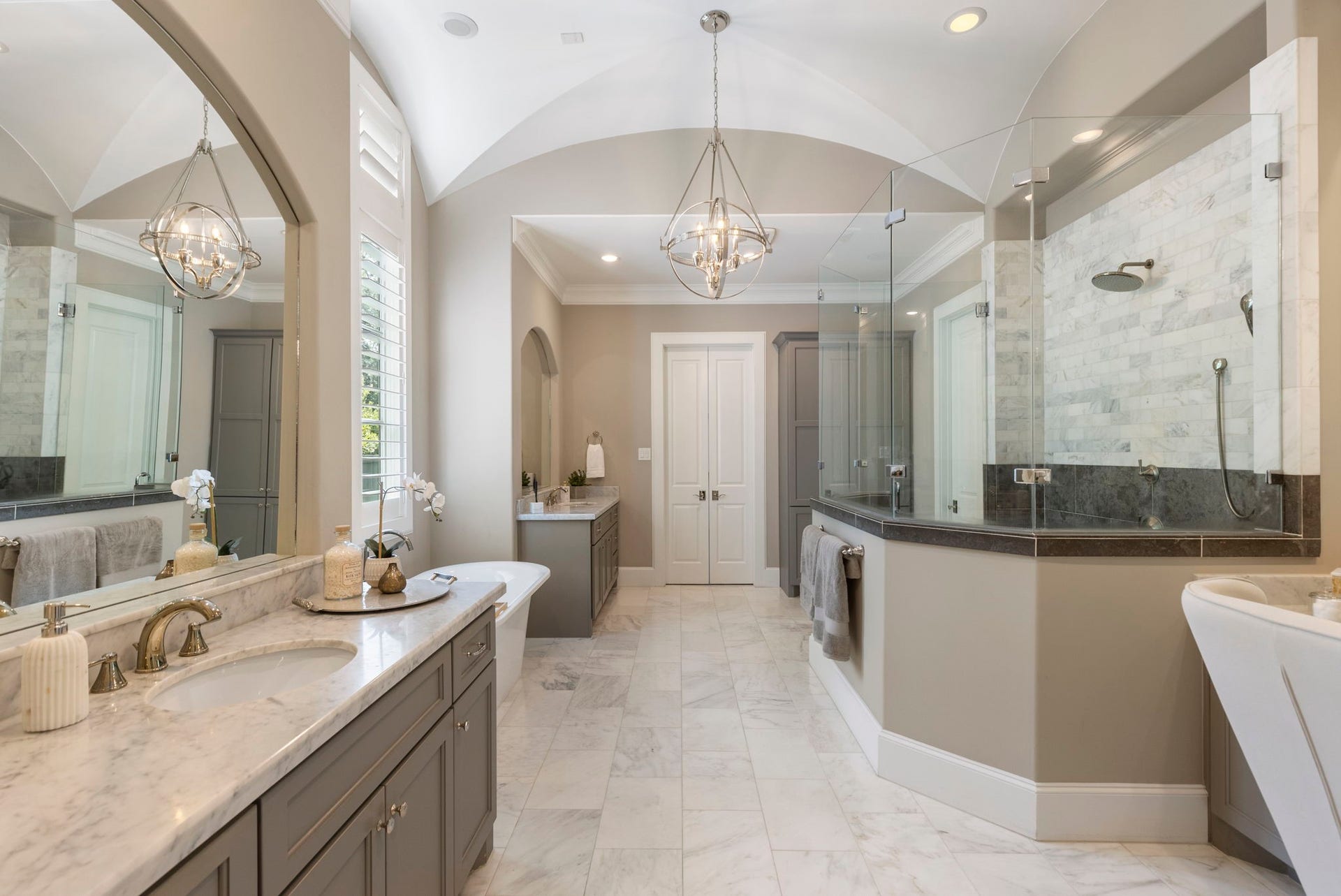 79 Simon Lake Lane, The Woodlands, TX 77381 Luxurious primary bath featuring elegant finishes and generous space.