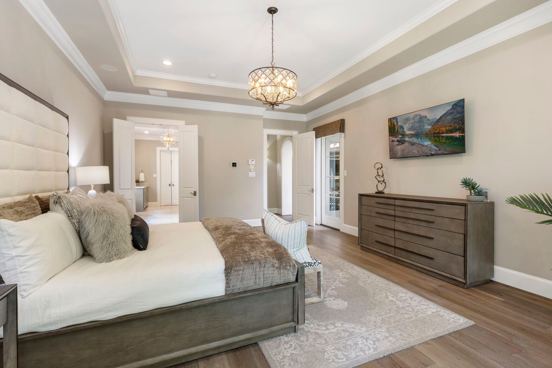 79 Simon Lake Lane, The Woodlands, TX 77381 Peaceful windowed sitting areaperfect for reading or morning coffee.