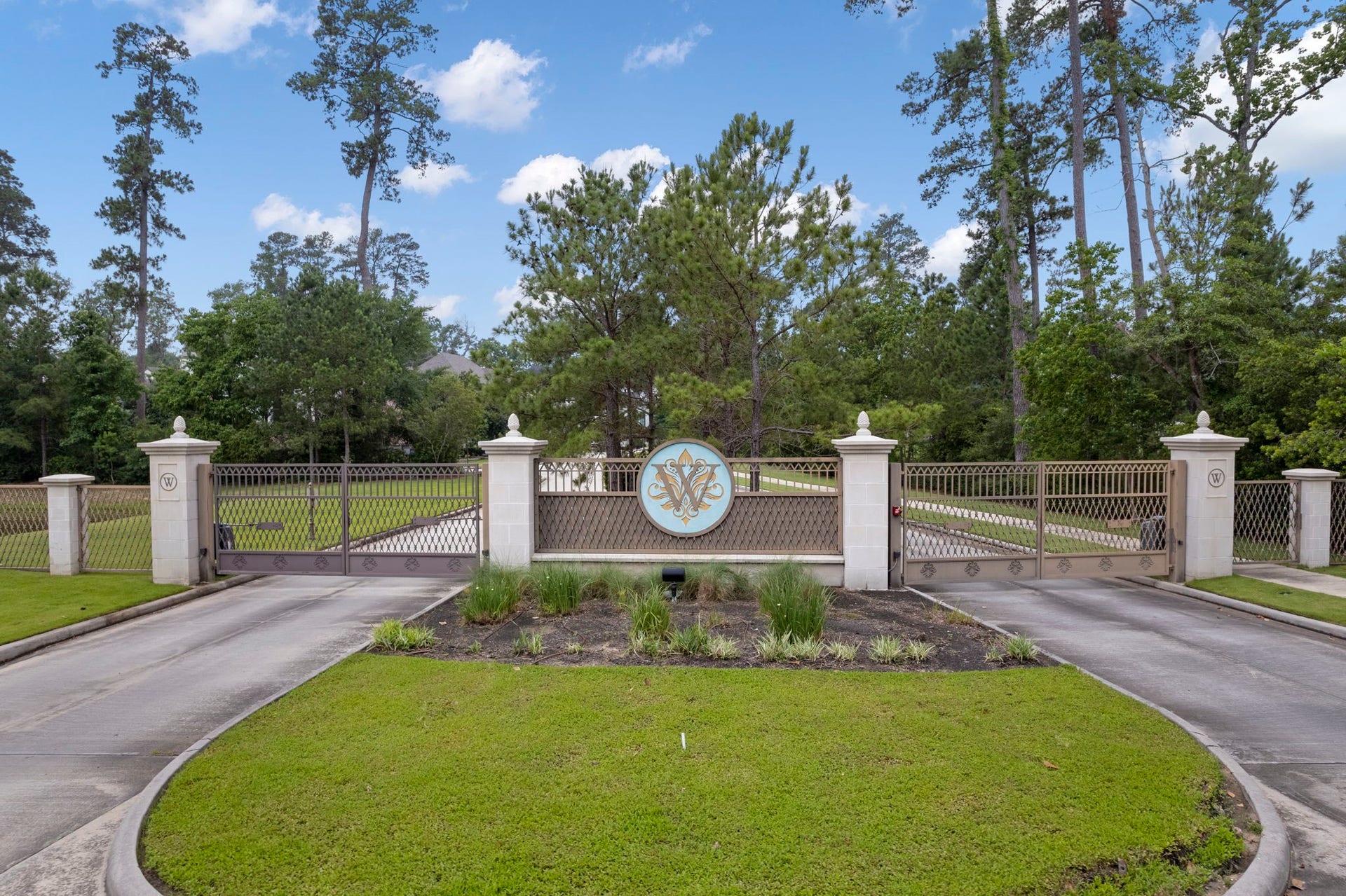 79 Simon Lake Lane, The Woodlands, TX 77381 Welcome to 79 Simon LakeGATED luxury living in the heart of The Woodlands.