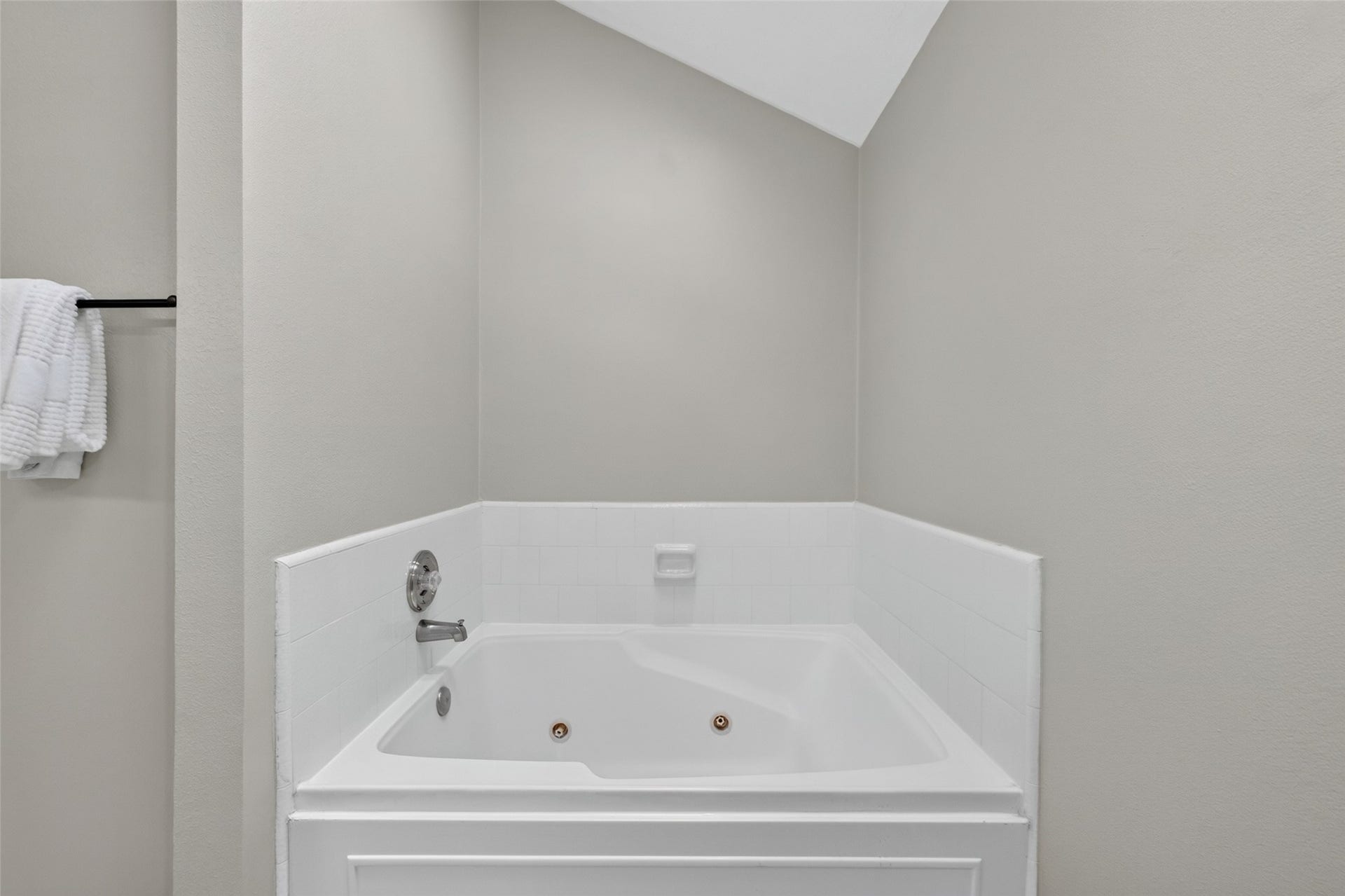 3507 Santa Rosa Lane, Sugar Land, TX 77478 Primary ensuite bath highlight featuring a deep, built-in jetted soaking tubperfect for unwinding with a relaxing bath at the end of the day.