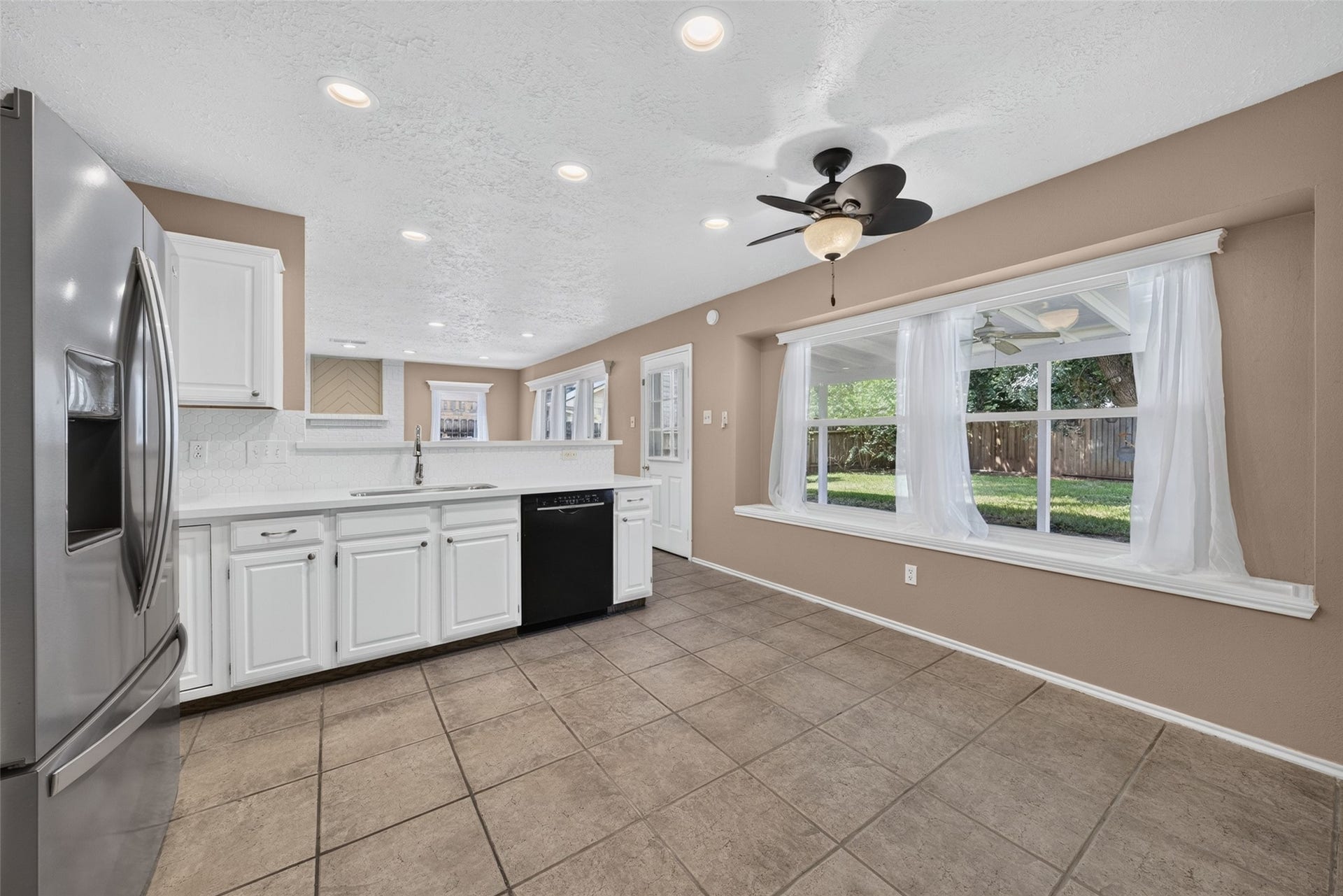 3507 Santa Rosa Lane, Sugar Land, TX 77478 A charming window sill offers serene views of the backyard while you cook, entertain, or enjoy your morning coffee.