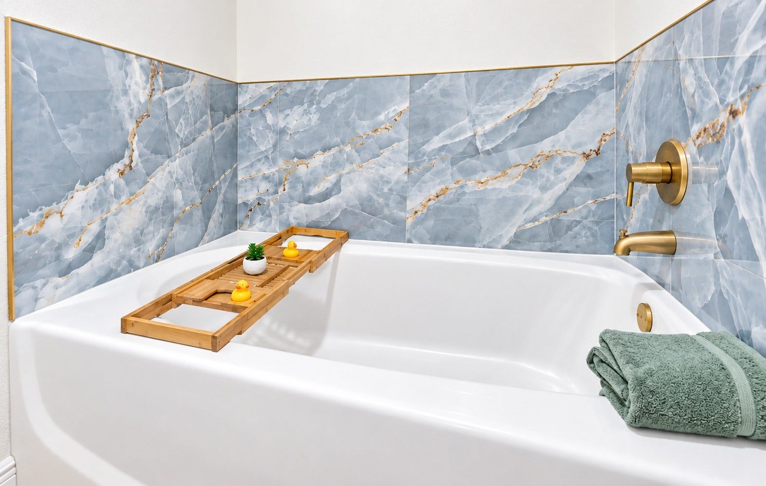 5226 Chasewood Drive, Bacliff, TX 77518 The soaking tub in the primary bathroom!