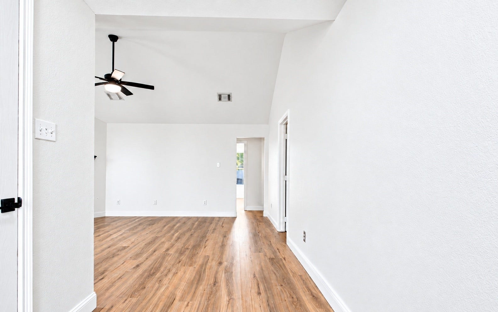 5226 Chasewood Drive, Bacliff, TX 77518 Welcome in!