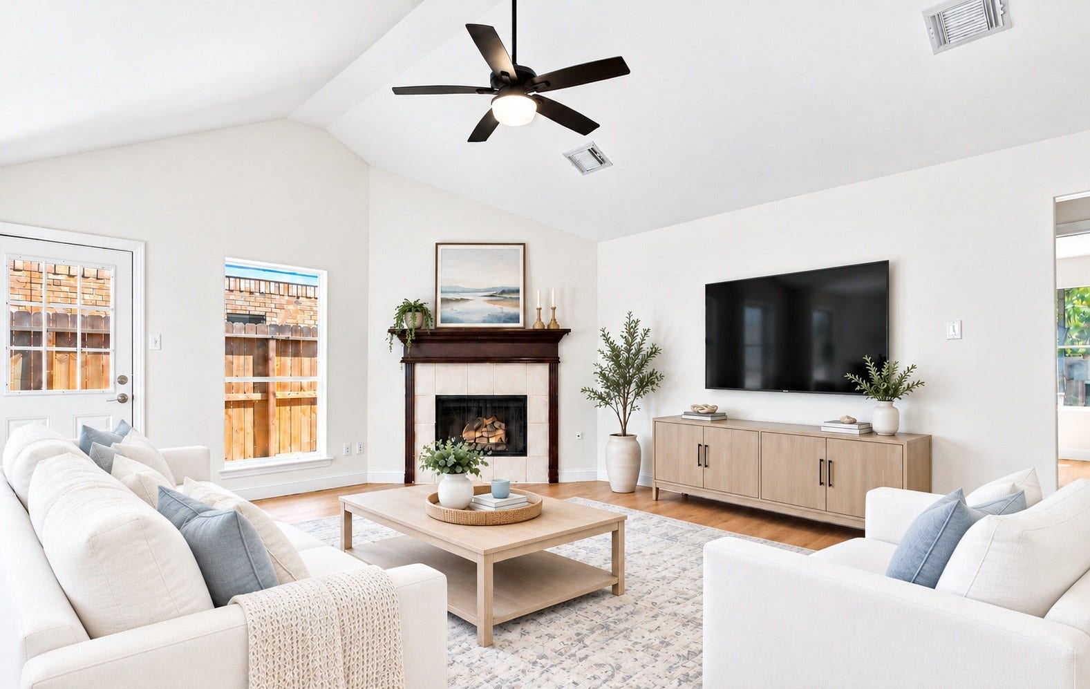 5226 Chasewood Drive, Bacliff, TX 77518 The spacious living room!