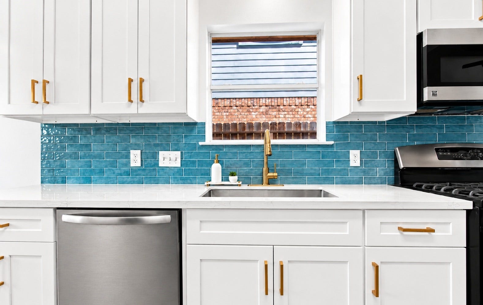 5226 Chasewood Drive, Bacliff, TX 77518 The home has a BRAND NEW SINK!