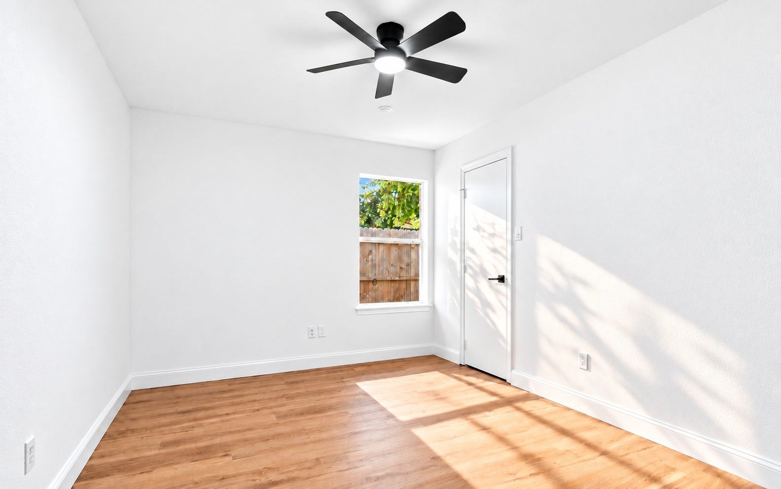 5226 Chasewood Drive, Bacliff, TX 77518 One of the secondary baedrooms!
*This photo has been virtually staged*