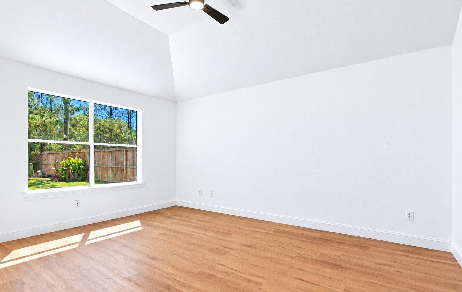5226 Chasewood Drive, Bacliff, TX 77518 The primary bedroom!
*This photo has been virtually staged*