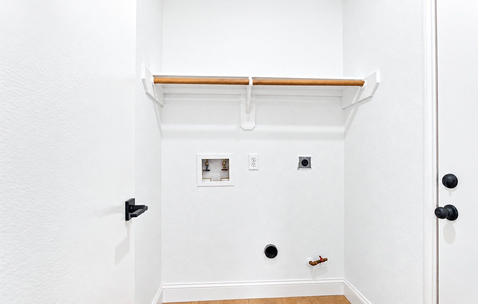 5226 Chasewood Drive, Bacliff, TX 77518 The laundry room!
*This photo has been virtually staged*