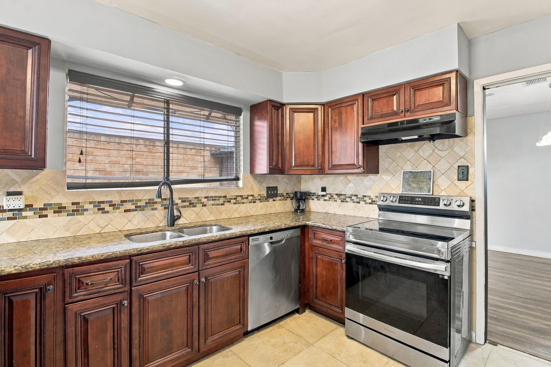 6330 Ludington Drive, Houston, TX 77035 6330 Ludington Drive, Houston, TX 77035