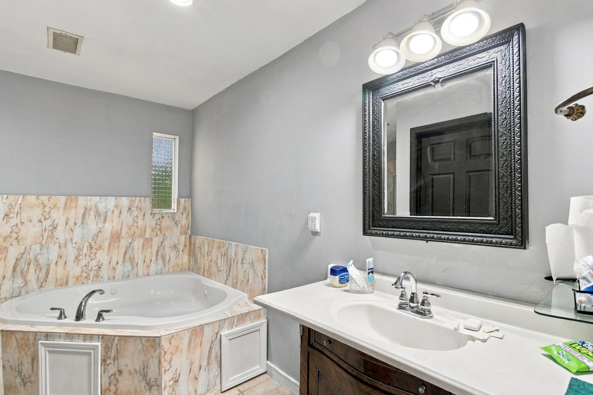 6330 Ludington Drive, Houston, TX 77035 6330 Ludington Drive, Houston, TX 77035
