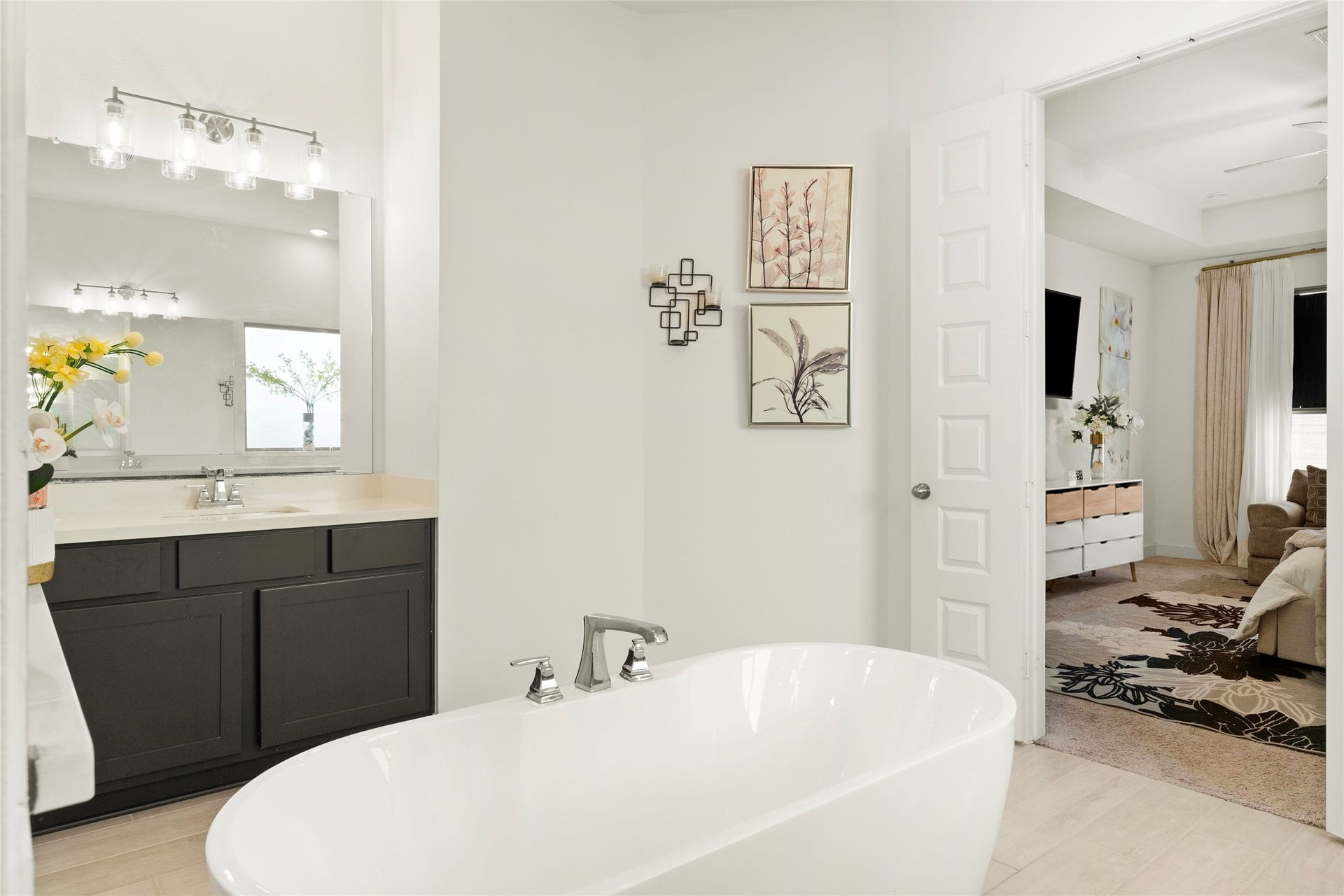 11111 Zinnias Court, Cypress, TX 77433 Imagine ending the day with a relaxing soak! The beautiful tub, generous counter space, and elegant finishes create a lovely retreat.