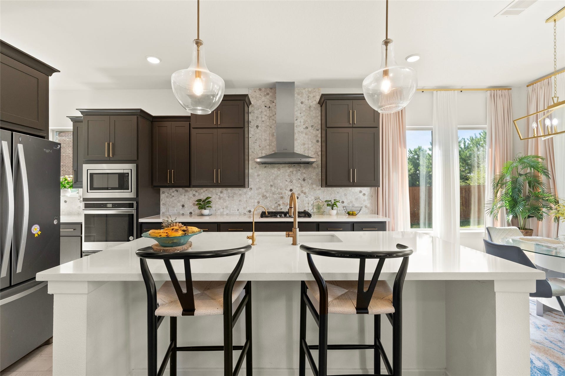 11111 Zinnias Court, Cypress, TX 77433 Pull up a seat at the island and stay awhile! This gorgeous kitchen offers generous preparation space and an inviting place to gather.