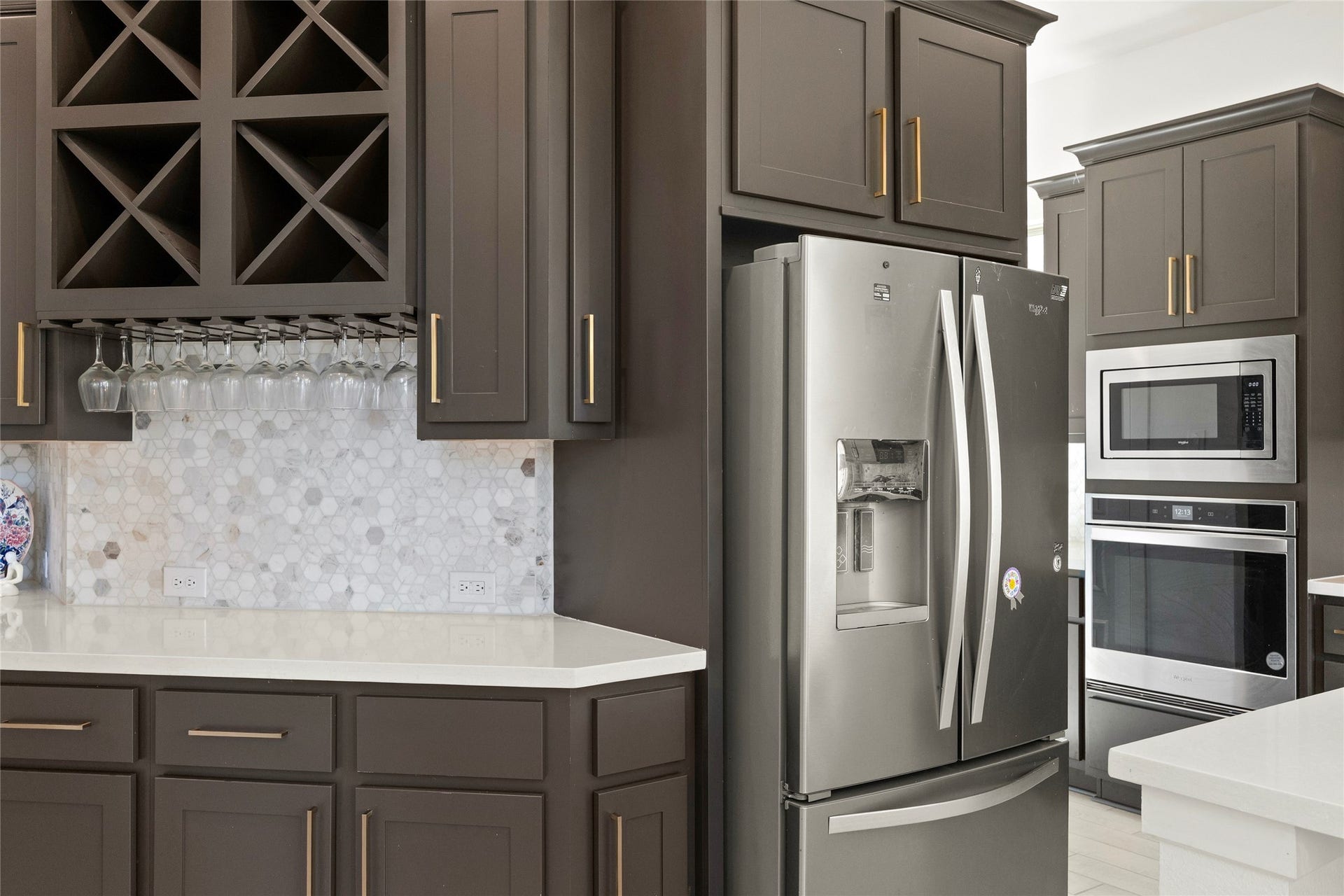 11111 Zinnias Court, Cypress, TX 77433 Rich cabinetry, stainless steel appliances, and beautiful finishes come together in a kitchen ready for everything from morning coffee to holiday gatherings.