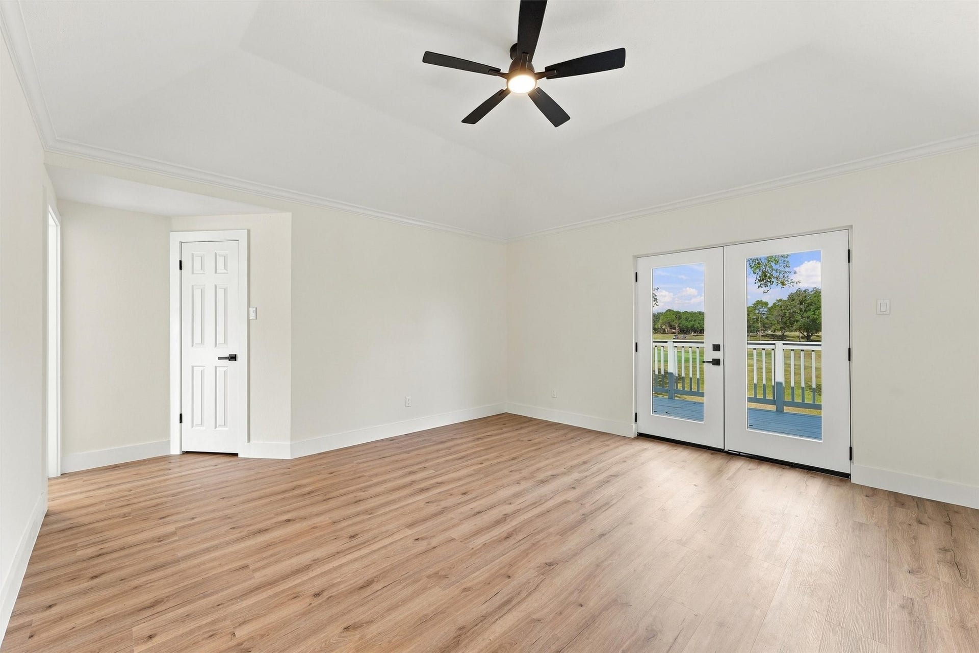 4756 Oakmont Court, League City, TX 77573 Primary bedroom with access to exterior deck.