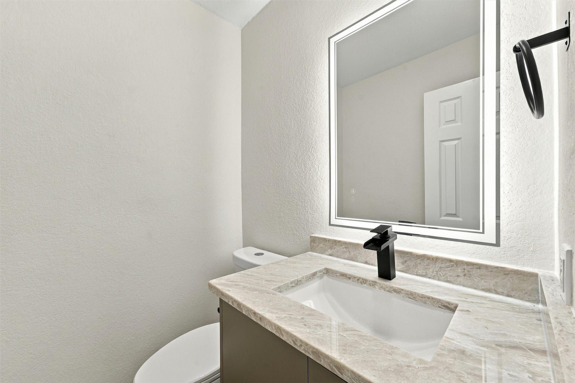 4756 Oakmont Court, League City, TX 77573 Half bathroom