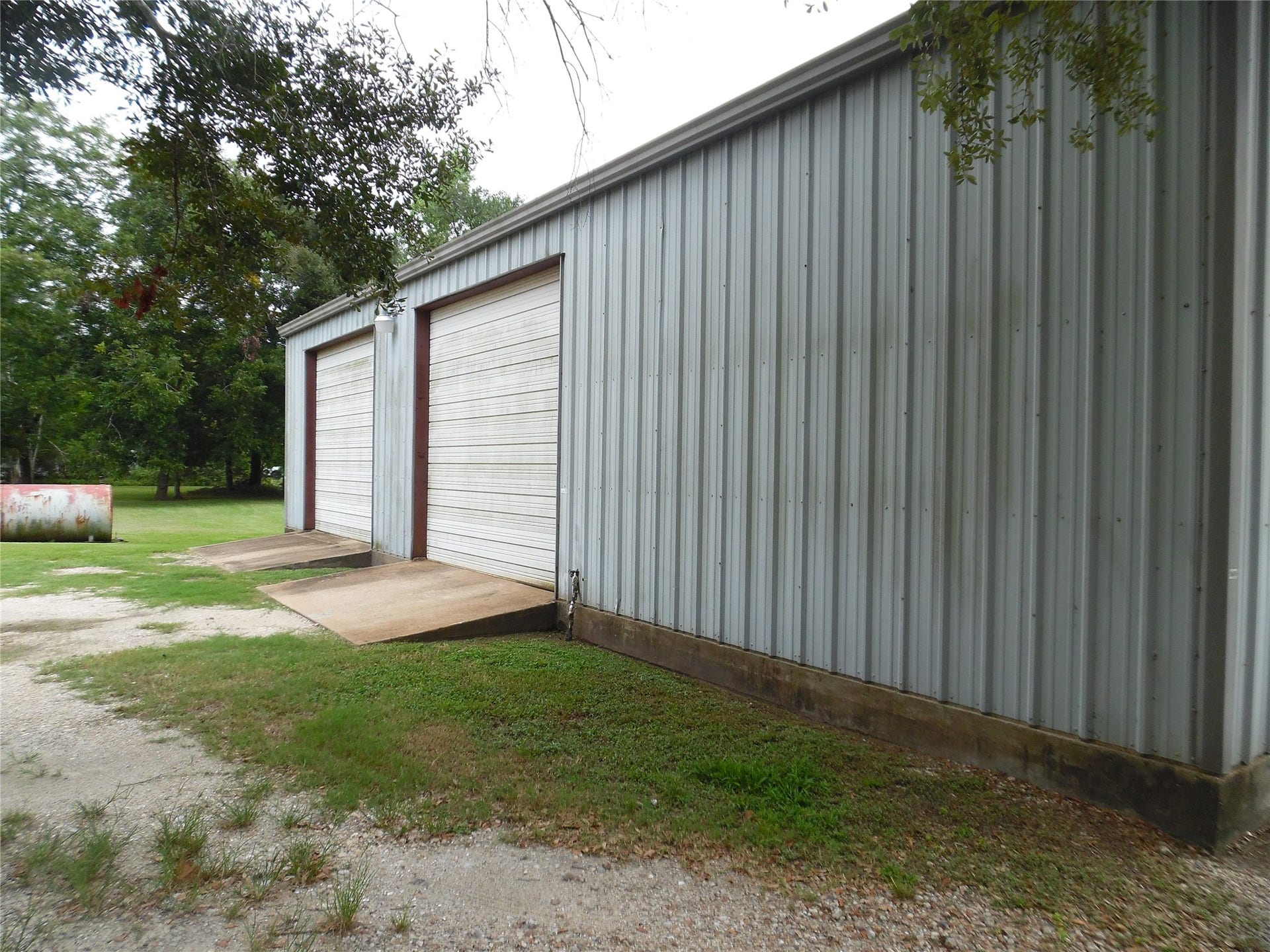 14084 Highway 6, Santa Fe, TX 77517 2 Bay Doors in Rear