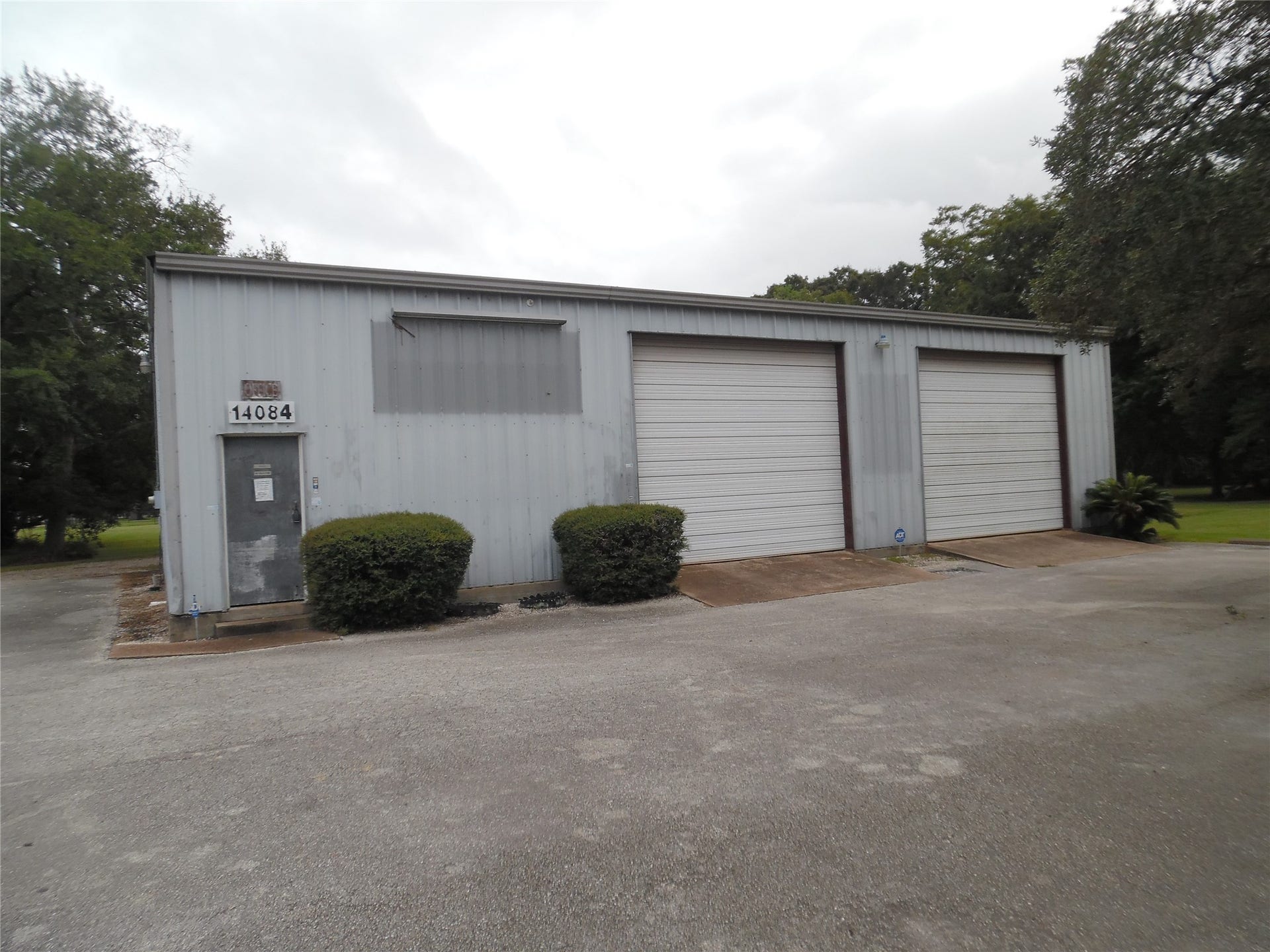 14084 Highway 6, Santa Fe, TX 77517 2 bay doors in Front