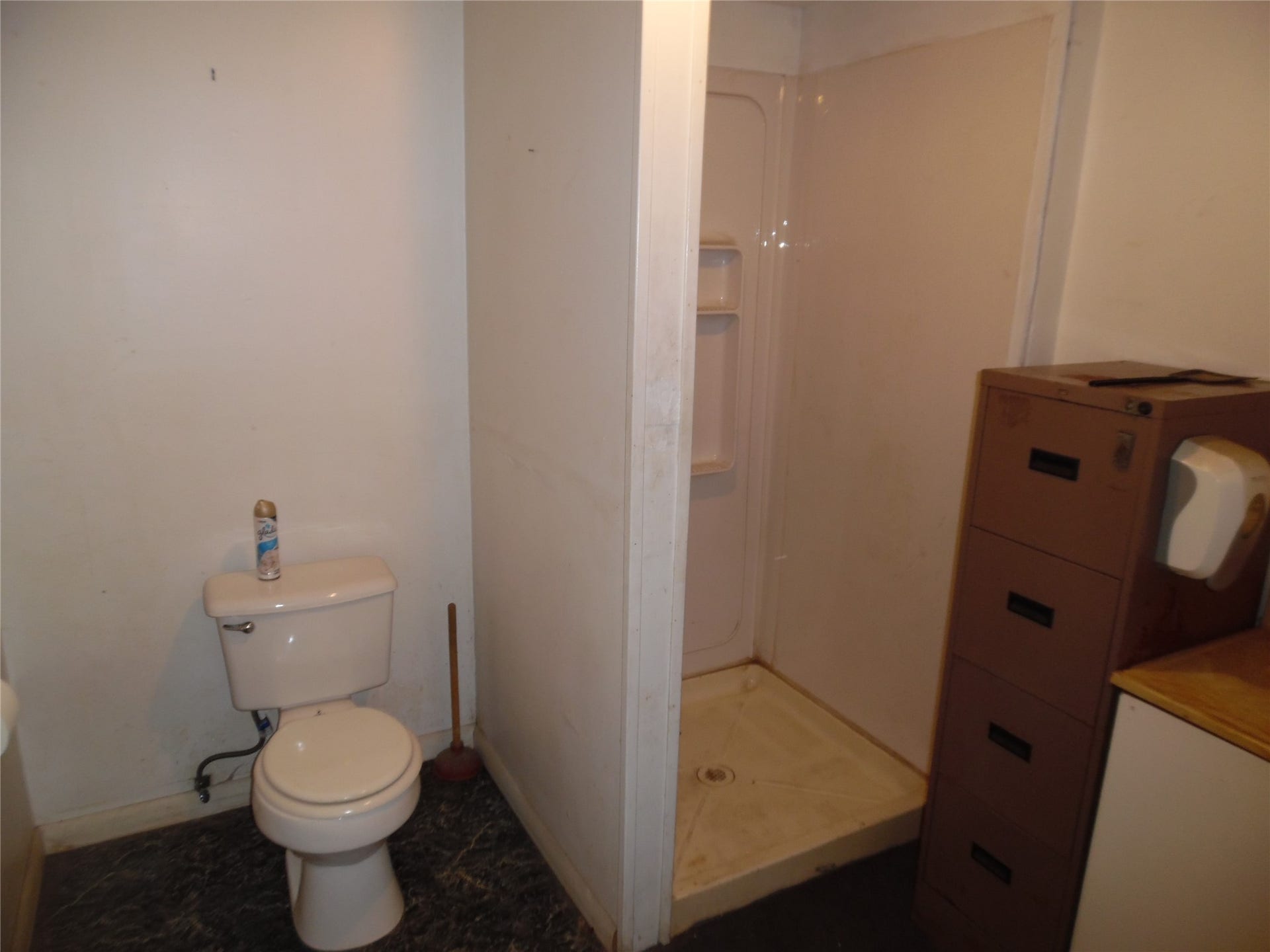 14084 Highway 6, Santa Fe, TX 77517 Full Bath off of Reception Area.