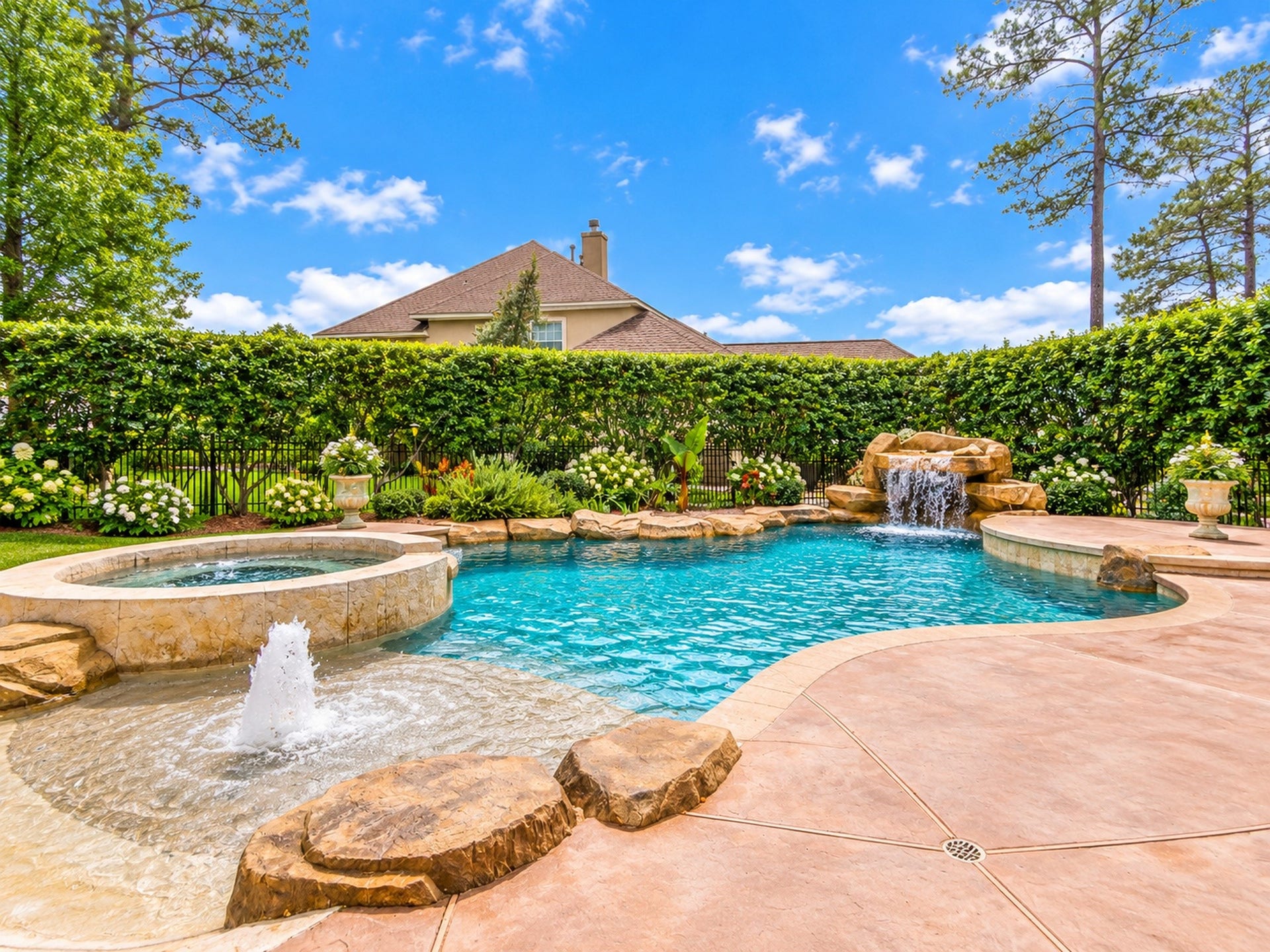 25207 Hideaway Run Drive, Spring, TX 77389 Relax with family or entertian friends here!