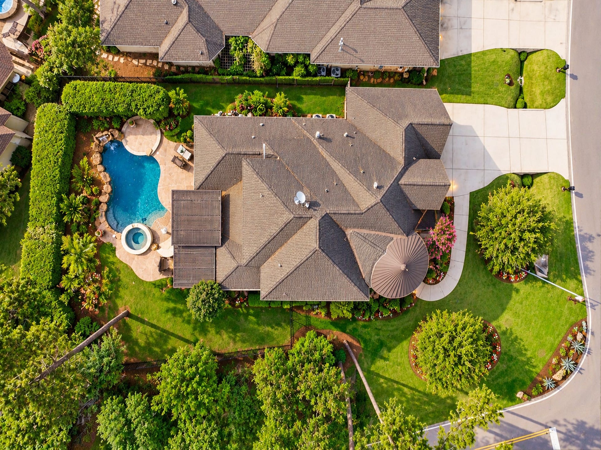 25207 Hideaway Run Drive, Spring, TX 77389 This 3 bedroom home (w/ bonus room) has a pool & spa on a huge corner lot