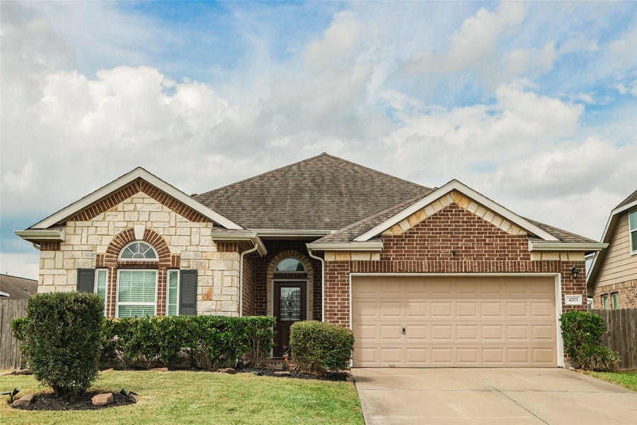 Property photo for 4703 N Bella Court, Alvin, TX